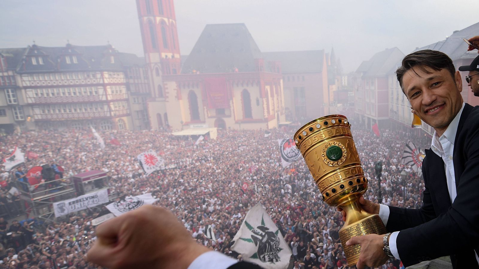 
                <strong>Empfang der Eintracht-Pokalhelden am Frankfurter Römer</strong><br>
                "Es ist ein wunderschöner Tag nach einem historischen Sieg", rief der nach München abwandernde Trainer Niko Kovac in die Menge vor dem Frankfurter Römer. Beim früheren Nationalspieler Kroatiens flossen schon am Vortag Tränen der Freude und Rührung, als ihn die Fans trotz des bevorstehenden Abschieds mit Sprechchören feierten.
              