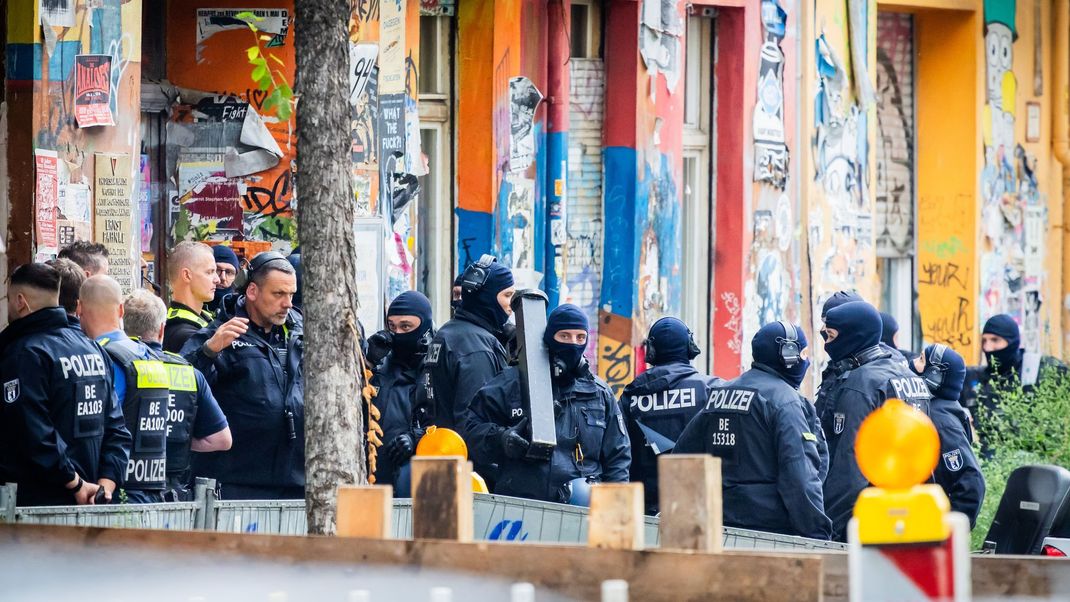 Polizeikräfte sichern den Großeinsatz an der Rigaer Straße in Berlin – eine der letzten Hochburgen der linksextremen Szene.