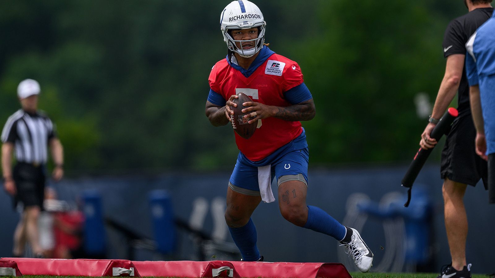 
                <strong>Indianapolis Colts </strong><br>
                &#x2022; <strong>Name:</strong> Anthony Richardson<br>&#x2022; <strong>Position:</strong> Quarterback<br>&#x2022; <strong>Stats 2022:</strong> 2.549 Passing Yards, 17 Touchdowns, neun Interceptions, 654 Rushing Yards, neun Rushing Touchdowns (in zwölf Spielen am College für die Florida Gators)<br>
              