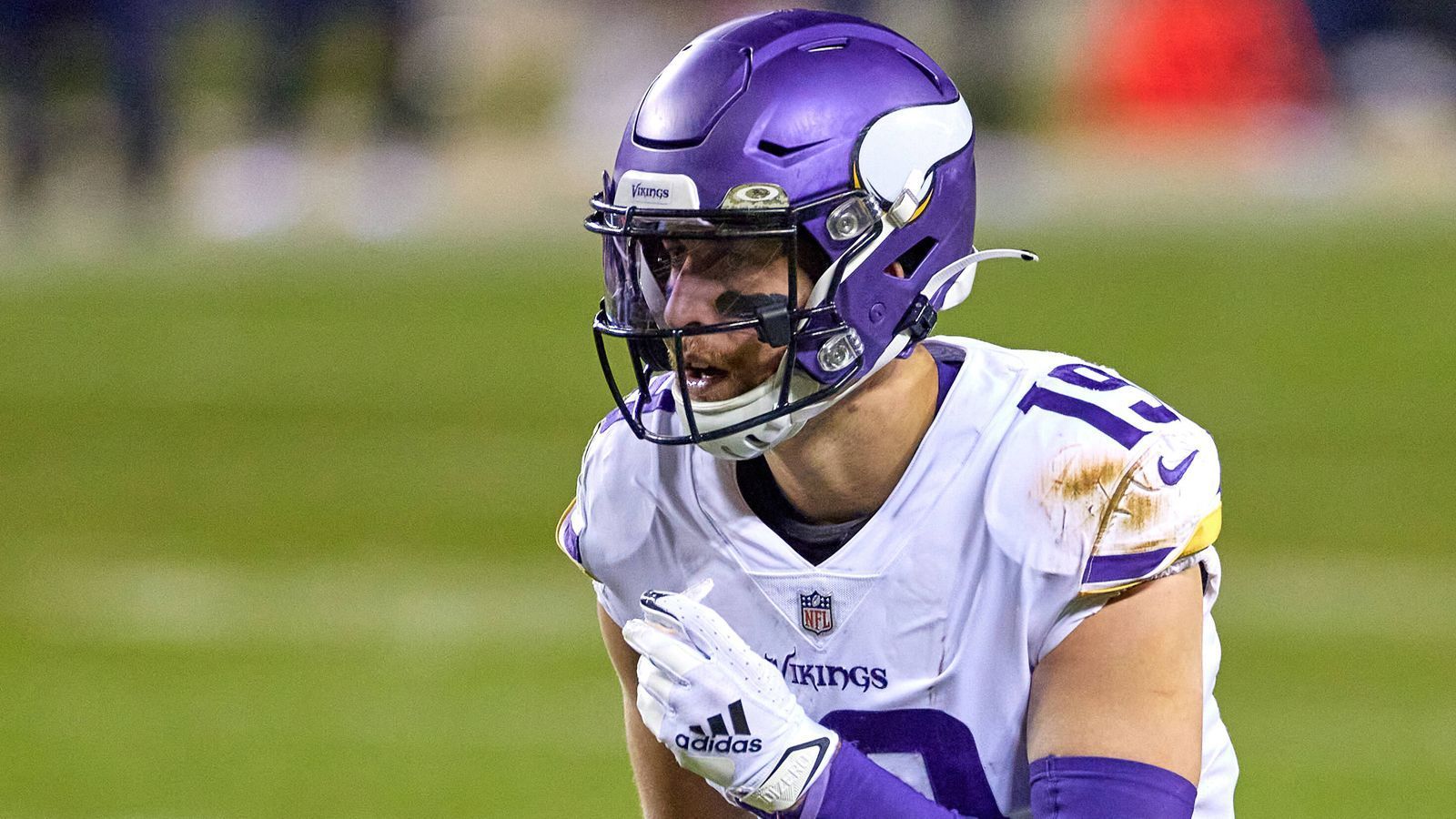 <strong>Adam Thielen (Carolina Panthers)</strong><br>
                Adam Thielen ist ein richtiger Spätstarter. 2014 holten sich die Vikings den Receiver als ungedrafteten Free Agent, doch in seinen ersten beiden Spielzeiten konnte er noch nicht auf sich aufmerksam machen. 2016 ging dann sein Stern auf, als er nur knapp an der Marke von 1.000 Receiving-Yards vorbeischrammte. 2023 ging es zu den Panthers.