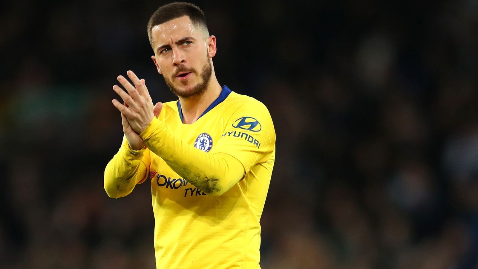 
                <strong>Eden Hazard (FC Chelsea)</strong><br>
                Auf der Spielmacher-Position setzte sich beim "Marca"-Voting der belgische Nationalspieler Eden Hazard von Chelsea mit 70 Prozent ganz klar durch. Der Transfer des 28-Jährigen scheint auch gar nicht so unrealistisch zu sein. Zum einen läuft der Vertrag des Chelsea-Stars nur noch bis 2020 und zum anderen hat der Offensivspieler in den zurückliegenden Jahren mehr als nur einmal seine Sympathien für Real Madrid öffentlich bekundet. Zudem soll Real-Rückkehrer Zinedine Zidane laut übereinstimmenden Medienberichten ein großer Hazard-Fan sein. 
              