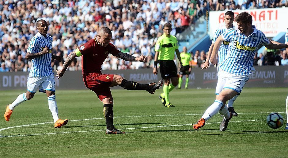 
                <strong>AS Rom</strong><br>
                Leichtes Spiel hat der AS Rom bei Aufsteiger SPAL Ferrara. Die Überraschungsmannschaft der Champions League profitiert dabei von einem Eigentor durch Vicari in der 33. Minute. Nainggolan (52.) und Schick (60.) sorgen für den 3:0-Endstand.
              