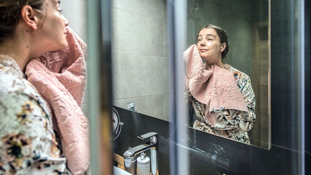 Auf die richtige Reinigung kommt es an – auch vor dem zu Bett gehen. Beauty-Hacks für die richtige Nachtpflege-Routine findet ihr im Beauty-Artikel.