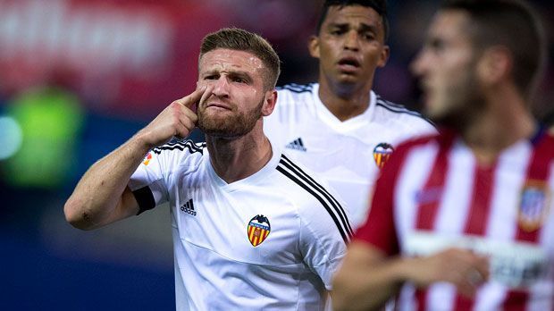 
                <strong>Shkodran Mustafi (FC Valencia)</strong><br>
                Shkodran Mustafi (FC Valencia): Vertrag bis 2019. Binnen eines Jahres rutscht der Verteidiger mit seinem Klub aus den Champions-League-Plätzen ab ins Mittelfeld der Tabelle. Eine Saison ohne internationalen Fußball will sich der Weltmeister wohl nicht antun, deshalb könnte er die EM als Sprungbrett nutzen. Interesse besteht anscheinend bei Borussia Dortmund, Bayer Leverkusen, Juventus Turin und Inter Mailand. Nicht unwahrscheinlich, dass diese Liste der Kandidaten im Laufe des Sommers Zuwachs bekommen wird.
              