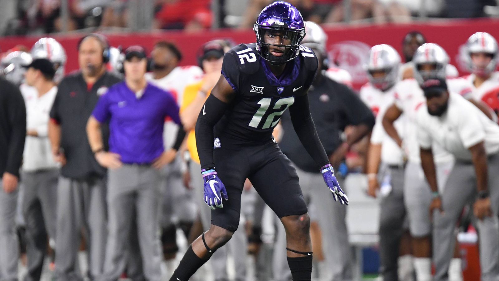 
                <strong>Jeff Gladney (TCU) </strong><br>
                Jeff Gladney gilt als ein Cornerback der kraftvollen Sorte. Er verfügt über eine gute Antizipation, ein exzellentes Tackling-Verhalten und kann zudem auch per Blitz den Quarterback unter Druck setzen. In den vergangenen beiden Spielzeiten fing er drei Interceptions und verbuchte 1,5 Sacks. Sein Spielverständnis ist allerdings noch ausbaufähig.
              