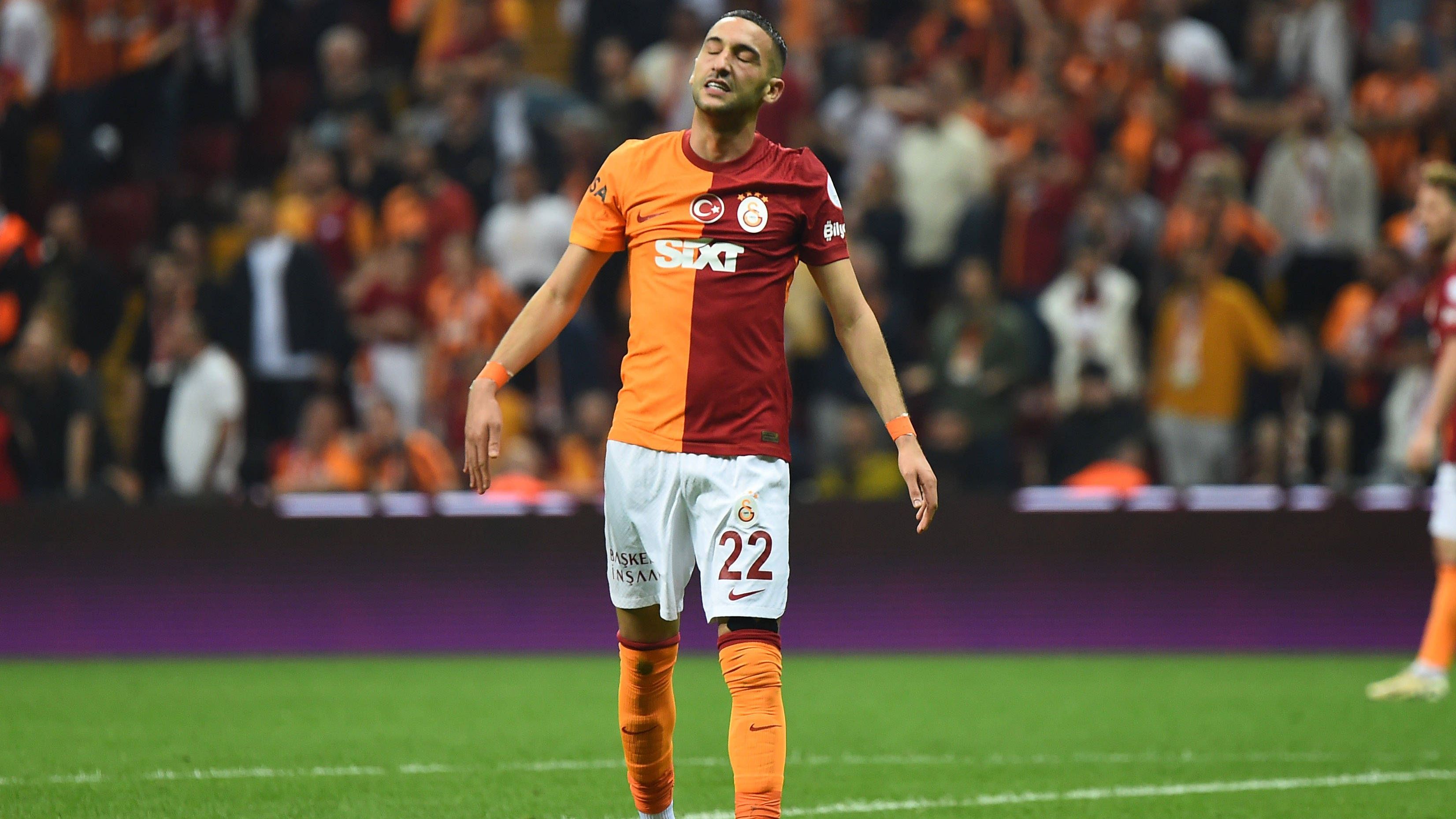 <strong>Hakim Ziyech (verliehen an Galatasaray Istanbul)</strong><br>Auch der an Galatasaray Istanbul verliehene Hakim Ziyech könnte im Sommer 2024 wieder bei den Londonern auf der Matte stehen. Sollte eine an gewisse Bedingungen geknüpfte Kaufpflicht nicht greifen, steht der Marokkaner noch bis 2025 bei den Londonern unter Vertrag. Für Ziyech zahlte Chelsea im Sommer 2020 immerhin 40 Millionen Euro Ablöse an Ajax.