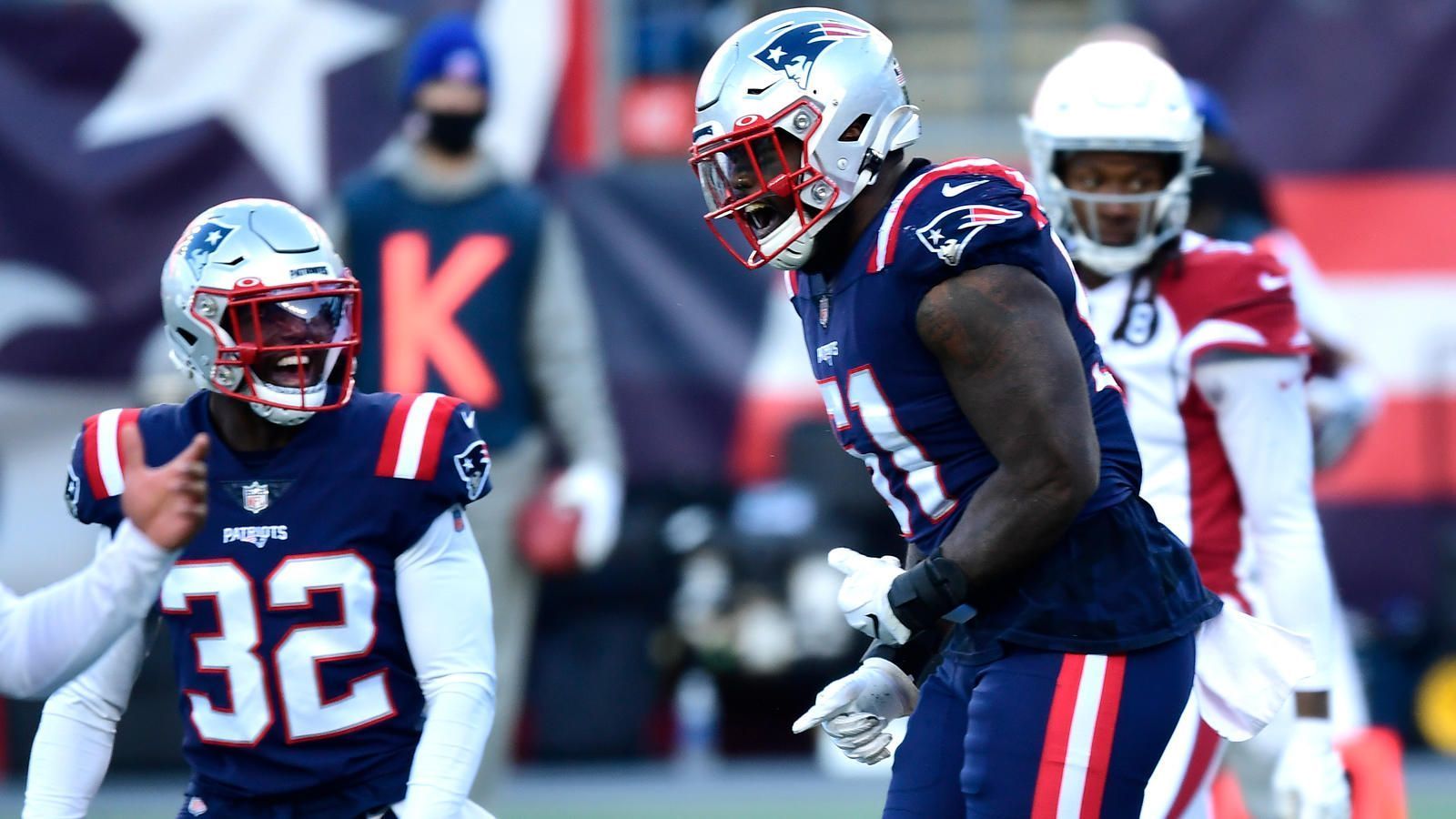 
                <strong>New England Patriots: Defense</strong><br>
                Auf der anderen Seite des Balls hat New England auf mehreren Positionen Needs: Die Defensive Line könnte einen flexiblen Rotationsspieler gebrauchen. Das Linebacker-Corps um Dont'a Hightower ist etwas in die Jahre gekommen - perspektivisch könnte ein Nachfolger Hightowers gedraftet werden. Zudem halten sich hartnäckig Gerüchte um einen Trade von Star-Cornerback Stephon Gilmore, in einer tiefen Cornerback-Klasse bietet sich ein Passverteidiger ohnehin an.
              