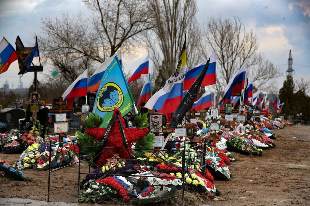 Viele russische Soldat:innen verloren in der Ukraine ihr Leben. (Symbolbild)