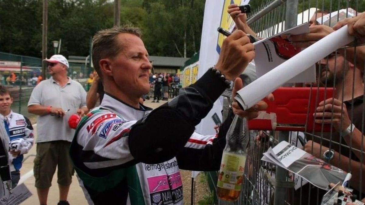 Michael Schumacher 2011 mit Fans an der elterlichen Kartbahn in Kerpen