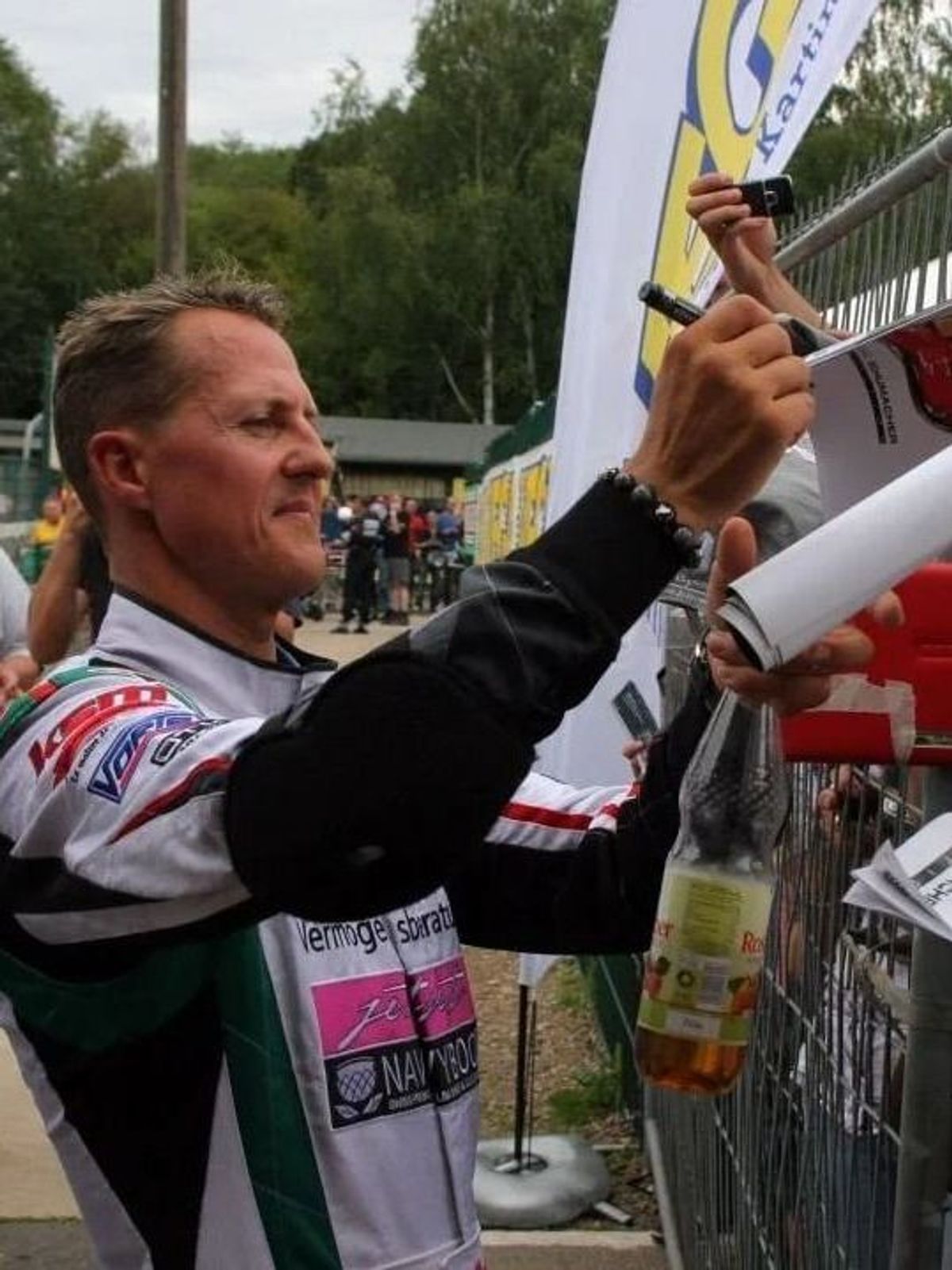 Michael Schumacher 2011 mit Fans an der elterlichen Kartbahn in Kerpen