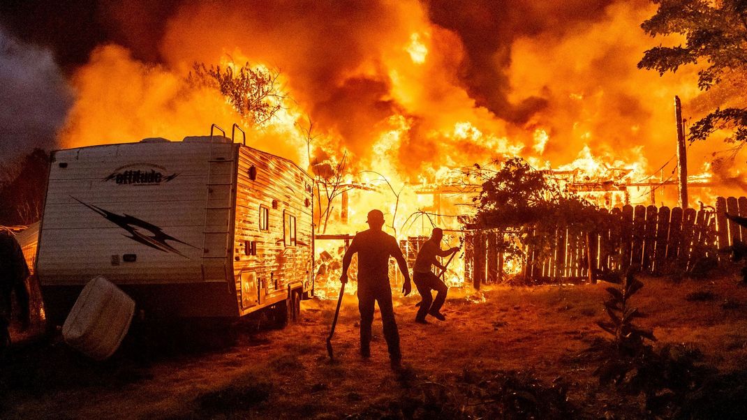 In der Region um die historische Goldgräber-Stadt Chinese Camp lodern Flammen – Evakuierungen laufen.