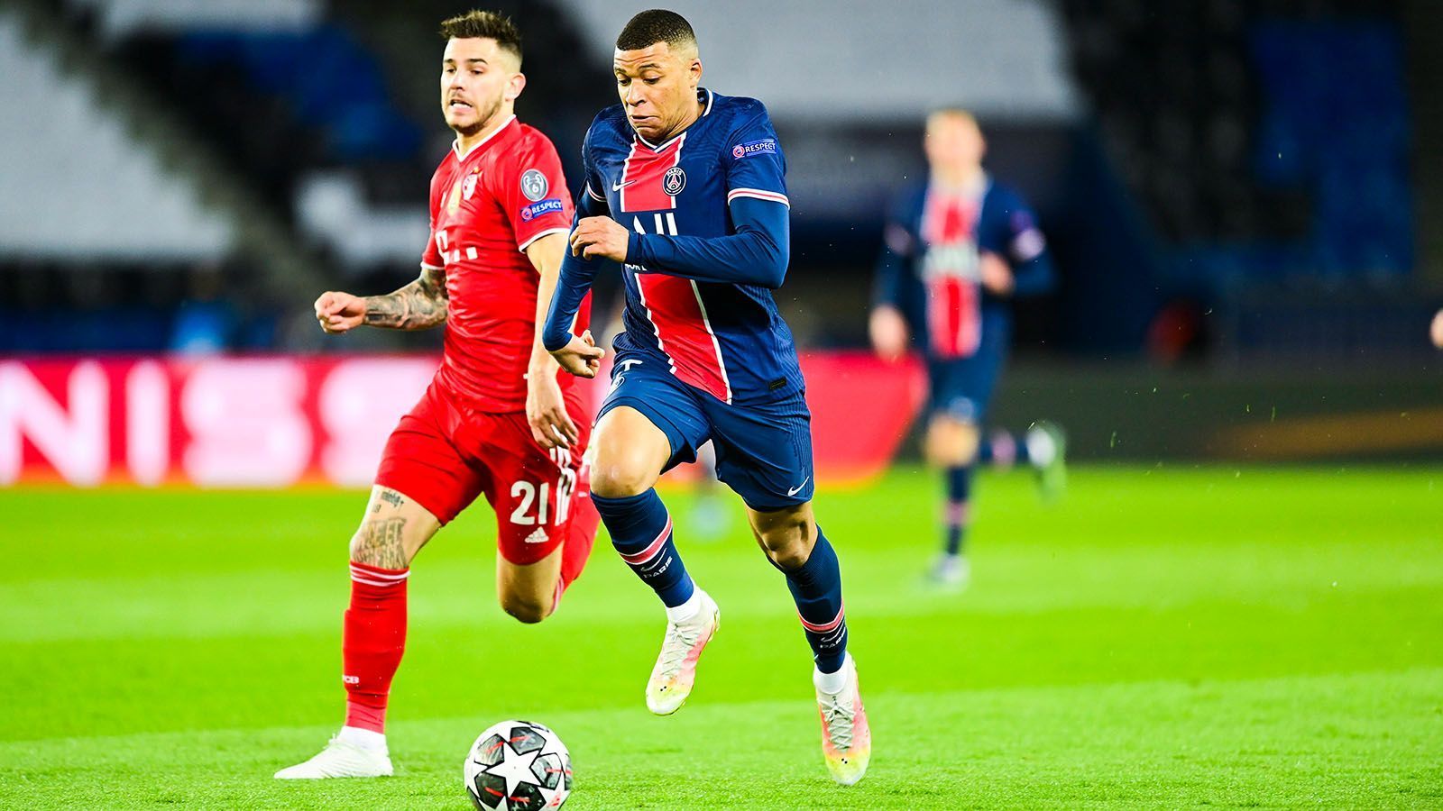 
                <strong>5. Lucas Hernandez gehört in die Innenverteidigung</strong><br>
                Und Hernandez lieferte: Sowohl gegen Neymar als auch gegen Kylian Mbappe behauptete sich der Franzose. Er gewann alle Luftduelle und ließ auch in Bodenduellen weitestgehend nicht zu. "Tranquilo" (deutsch: ruhig), riefen ihm Mitspieler bei Duellen mit Neymar immer wieder zu und der 25-Jährige behielt die Ruhe. Auch offensiv schaltete er sich immer wieder ein und erinnerte mit seinen brachialen Vorstößen an Ex-Bayer Lucio. Auch Hernandez kann zu einem absoluten Weltklasse-Verteidiger reifen, dafür braucht es aber regelmäßig Einsätze in der Innenverteidigung.
              