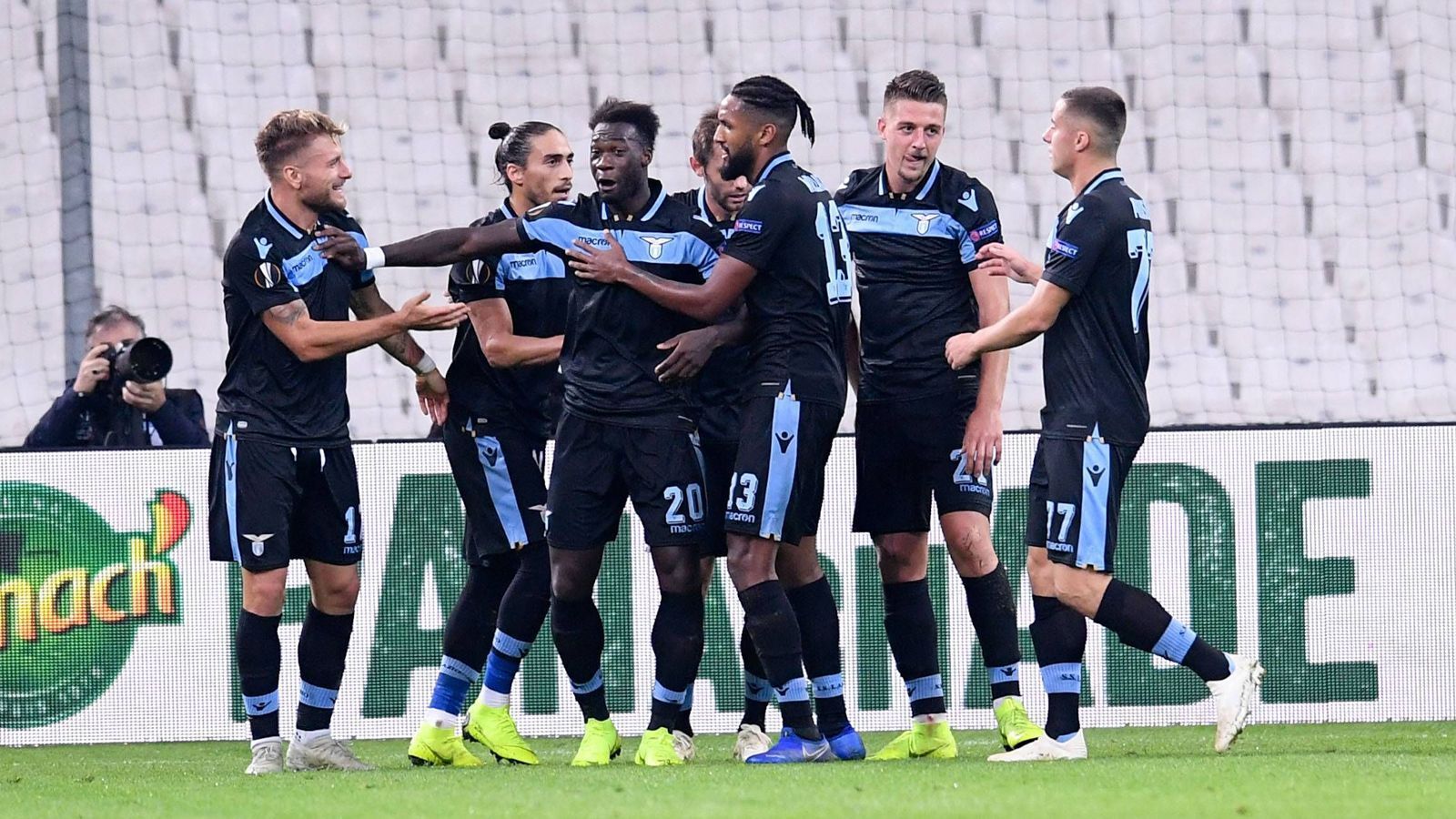 
                <strong>Serie-A-Klubs in der Europa League</strong><br>
                Wäre nicht Atalanta Bergamo in der Qualifikation zur Europa League gescheitert, die Serie A hätte die 44 Punkte der Bundesliga noch egalisieren können. Lazio Rom und der AC Mailand holen in zwei der drei Gruppenspielen einen Dreier. Während Lazio fünf Punkte Vorsprung auf Platz drei aufweist, könnte es für Milan nochmal knapp werden, wenn es am letzten Spieltag nach Piräus geht. Ergebnis: Italiens Klubs stehen bei bislang 38 Punkten in Europa.
              