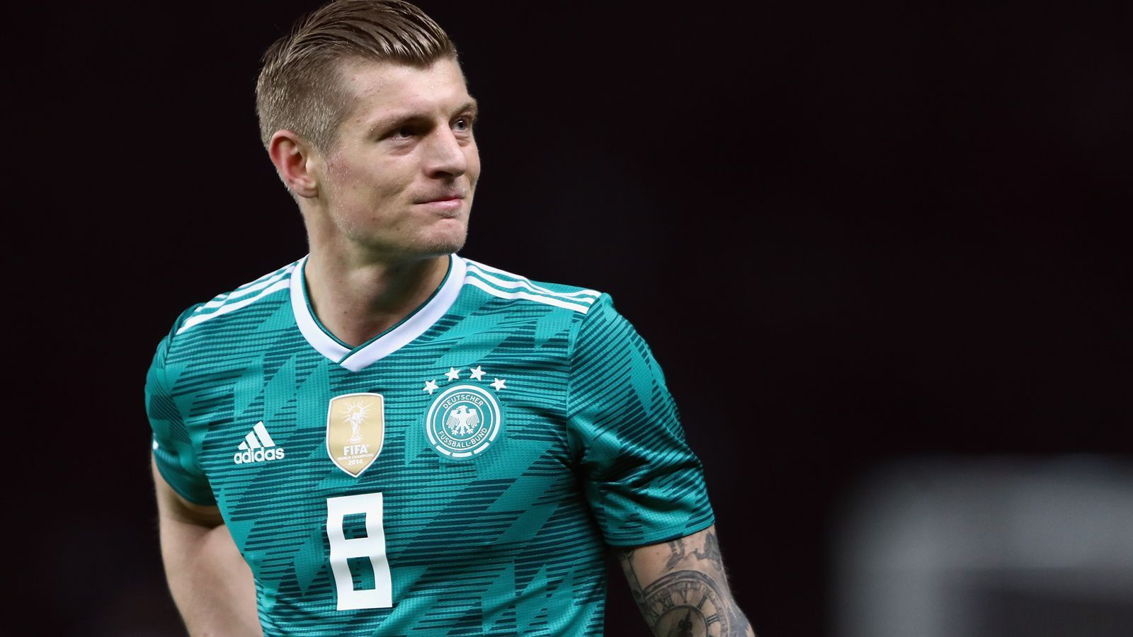 
                <strong>Platz 24: Toni Kroos (Deutschland)</strong><br>
                Platz 24: Der zweitwertvollste deutsche Spieler ist Reals Toni Kroos mit einem Marktwert von 80 Millionen Euro.
              