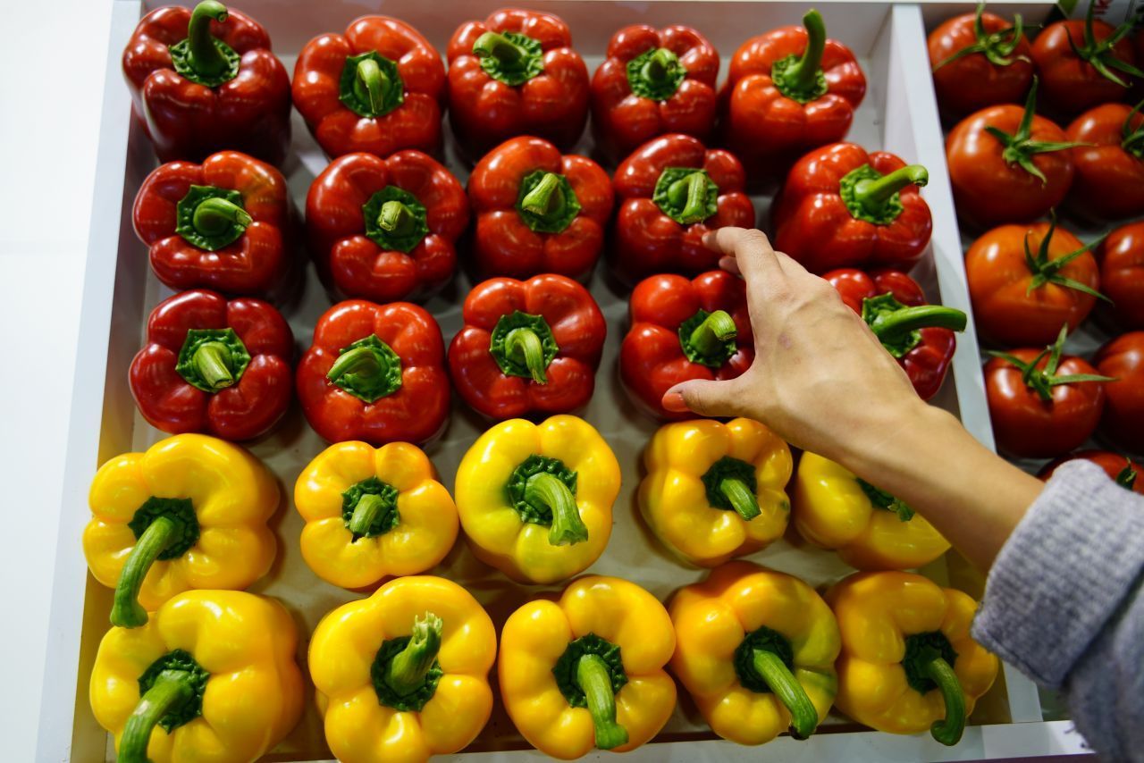 Rote Paprika gelten als wahre Vitamin-Wunder - die gelben und die grünen Exemplare stinken dagegen ziemlich ab. Mit ganzen 170 mg Vitamin C pro 100 Gramm kann sie uns versorgen.