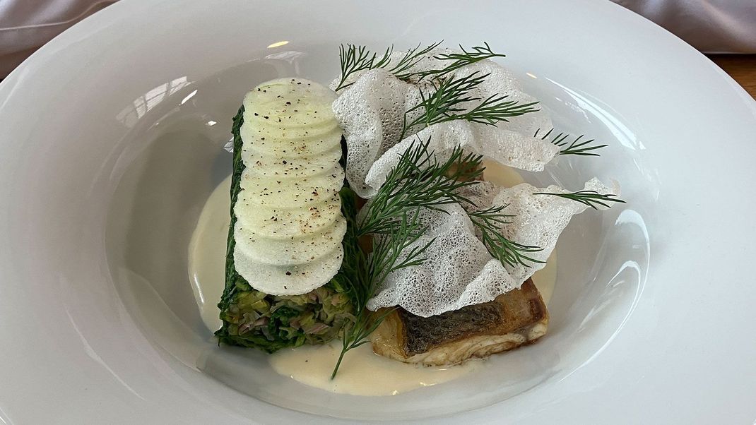 Wolfsbarschfilet mit beurre blanc, Granny Smith und Spitzkohl-Roulade mit Schinken