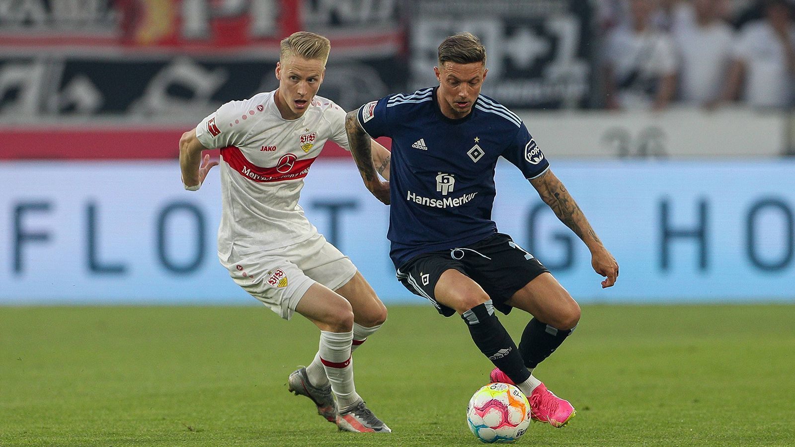 
                <strong>Sonny Kittel (Hamburger SV)</strong><br>
                Kann wie das gesamte HSV-Mittelfeld kaum Impulse setzen oder für eine gefährliche Entlastung sorgen. Nimmt das Heft des Handelns nicht in die Hand und kann so die Offensive nur selten in Szene setzen. Das ändert sich im weiteren Verlauf, er enttäuscht wie viele andere auch. ran-Note: 5
              