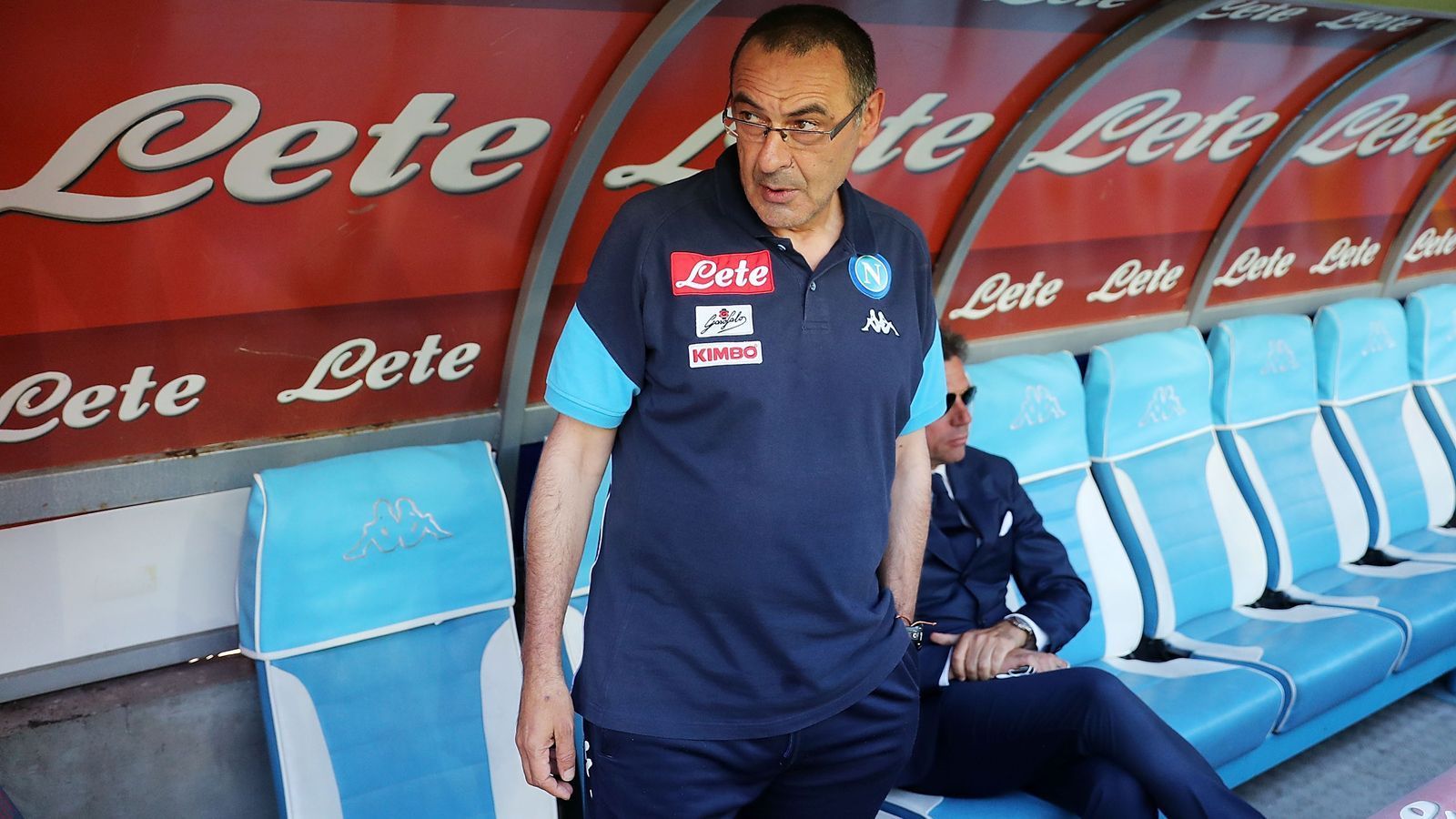 
                <strong>Das ist Maurizio Sarri</strong><br>
                Über Maurizio Sarri wurde in Italien gerne geschmunzelt. Weil er als Toskaner den typischen Dialekt für die Provinz spricht, machten sich viele über ihn lustig. Statt "Coca-Cola" sagte er eher "Chocha-Chola". Beim SSC Neapel genoss er aber einen außerordentlichen Ruf. Sein offensiver Spielstil ist international anerkannt und soll nun auch den FC Chelsea wieder weit nach vorne bringen.
              