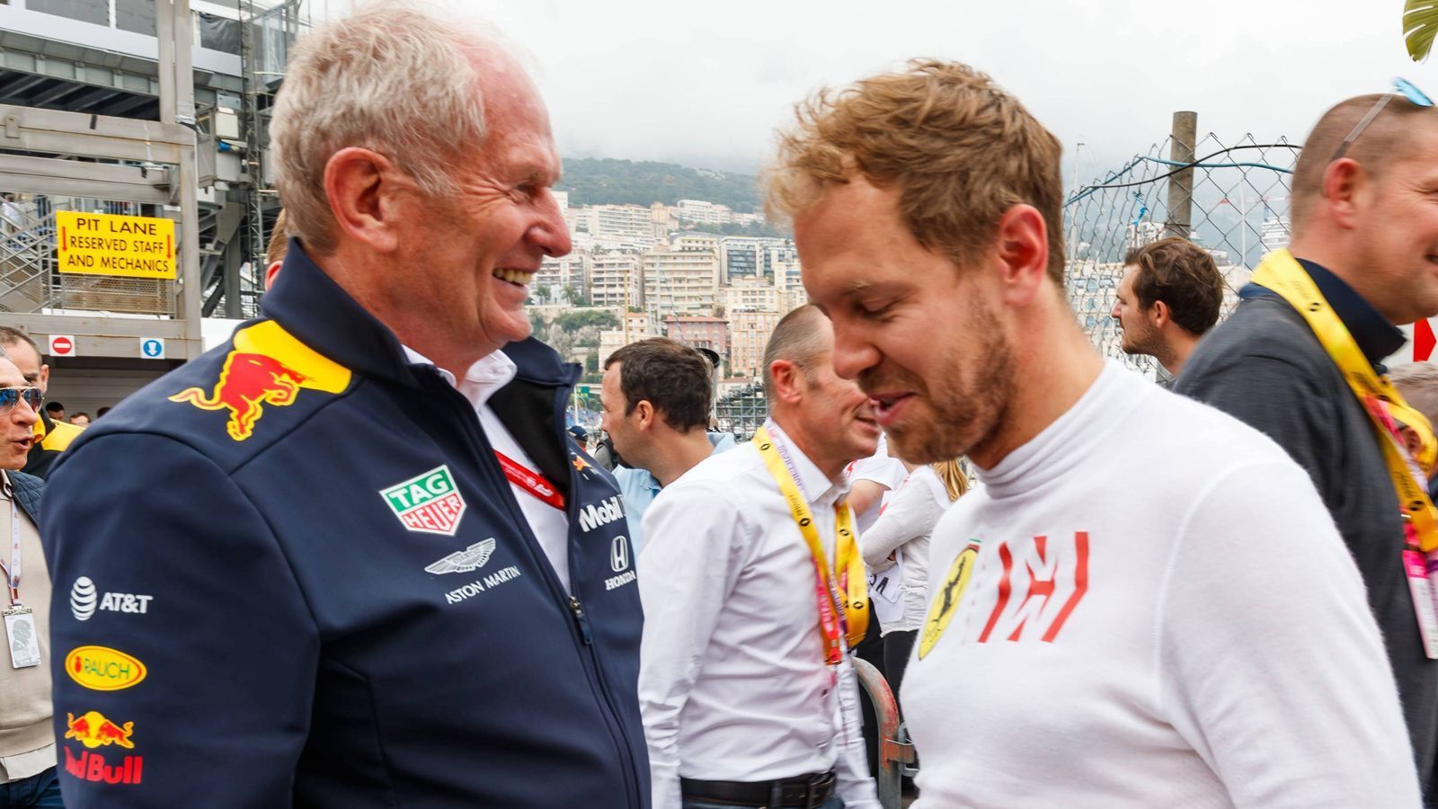 
                <strong>Enges Verhältnis</strong><br>
                Mit Red Bulls Motorsportberater Helmut Marko und Red-Bull-Imperator Dietrich Mateschitz hat Vettel ein gutes und mit Marko sogar ein sehr enges Verhältnis. Marko war erster Ansprechpartner, nachdem Vettel von Ferrari telefonisch die Absage erhielt. Auch mit Teamchef Christian Horner versteht sich Vettel bestens. Keine Frage: Sein Standing ist nach den vier gemeinsamen WM-Titeln (2010 bis 2013) immer noch sehr groß. 
              