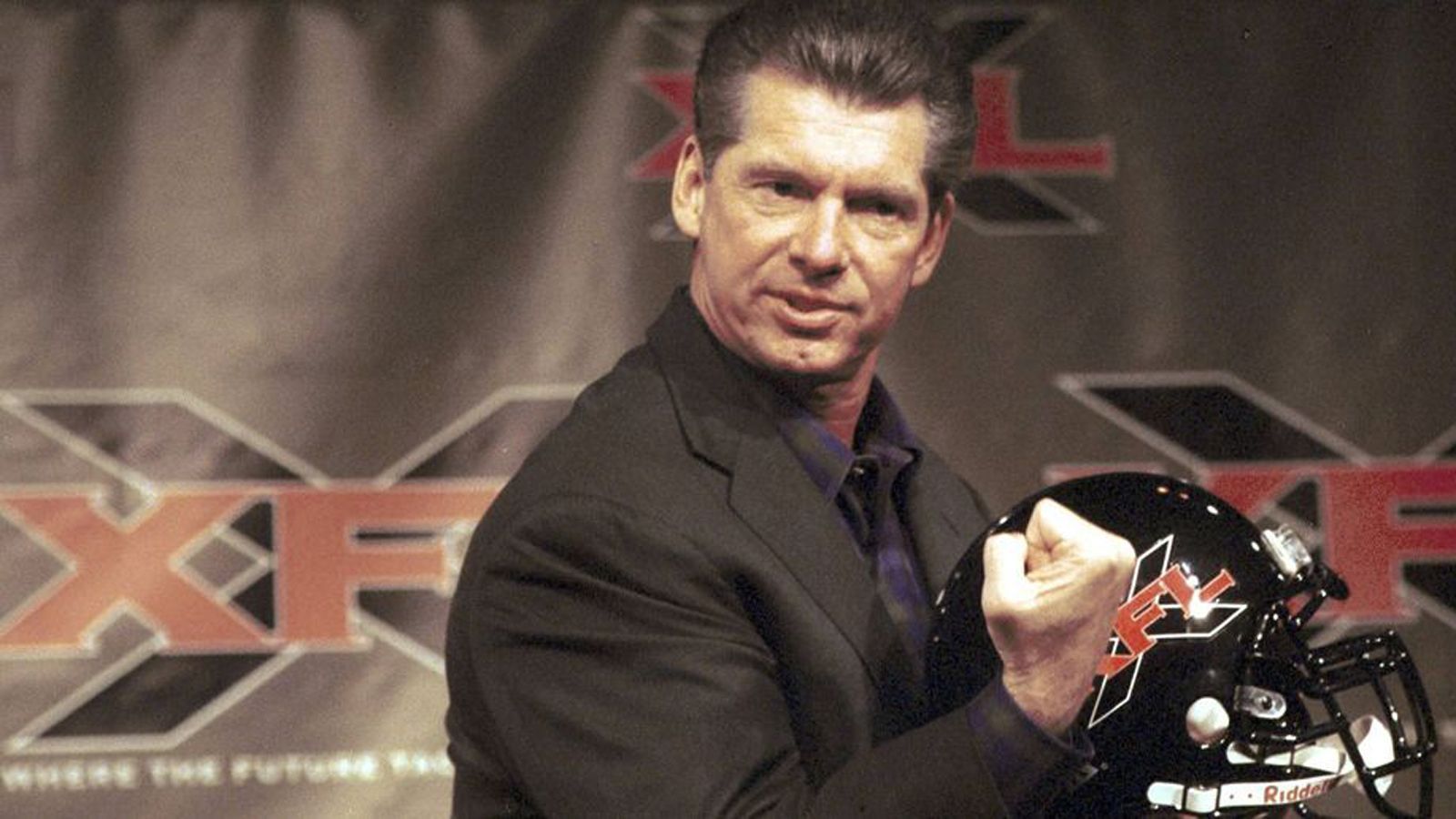 
                <strong>XFL - Der erste Versuch</strong><br>
                Der Plan von Vince McMahon mit der XFL ist bereits sein zweiter Versuch. Der Gründer der Wrestling-Organisation WWE hatte bereits im Jahre 2001 die Football-Liga XFL an den Start geschickt. Acht Teams duellierten sich damals. Auch der Deutsche Werner Hippler war im Dienste der Las Vegas Outlaws mit dabei.
              