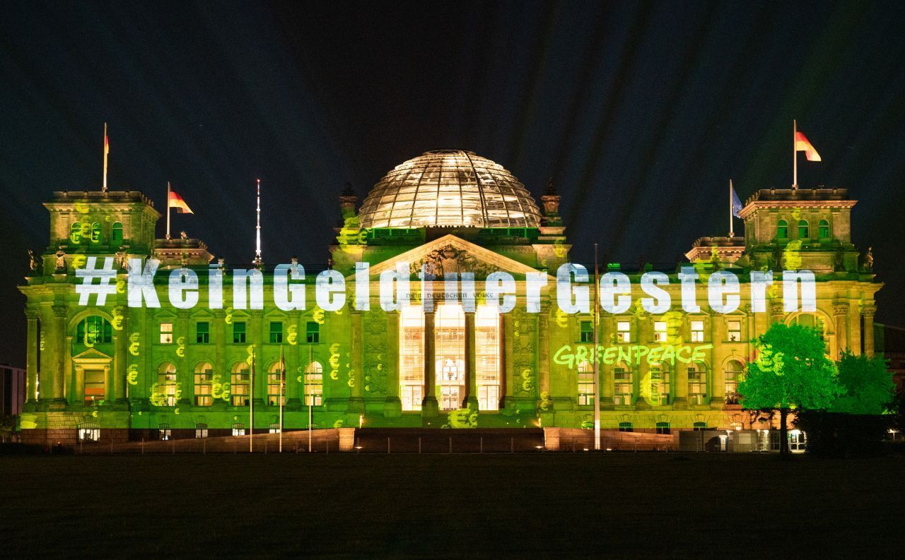 Am Sitz des Bundestags war Greenpeace auch schon öfter aktiv. So wie hier Anfang Juni 2020, als die Aktivisten das Konjunkturpaket der Bundesregierung kritisierten, weil es in ihren Augen nicht "grün" genug war.