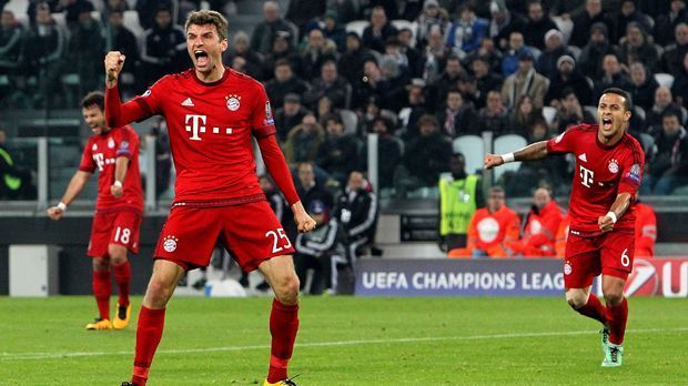 
                <strong>Thomas Müller</strong><br>
                Thomas Müller: Der Torjäger bekam in der Anfangsphase den Ball unmittelbar vor dem Tor von Lewandowski zugespielt. In Rückenlage brachte er die Kugel aber nicht im Netz unter. Normalerweise lässt sich Müller so etwas nicht nehmen. Auch nach einer halben Stunde versprang ihm der Ball. Doch kurz vor der Pause war dann alles wie immer, als der Weltmeister am Elfmeterpunkt richtig stand und eiskalt verwandelte. Wurde danach immer stärker. ran-Note: 2-
              