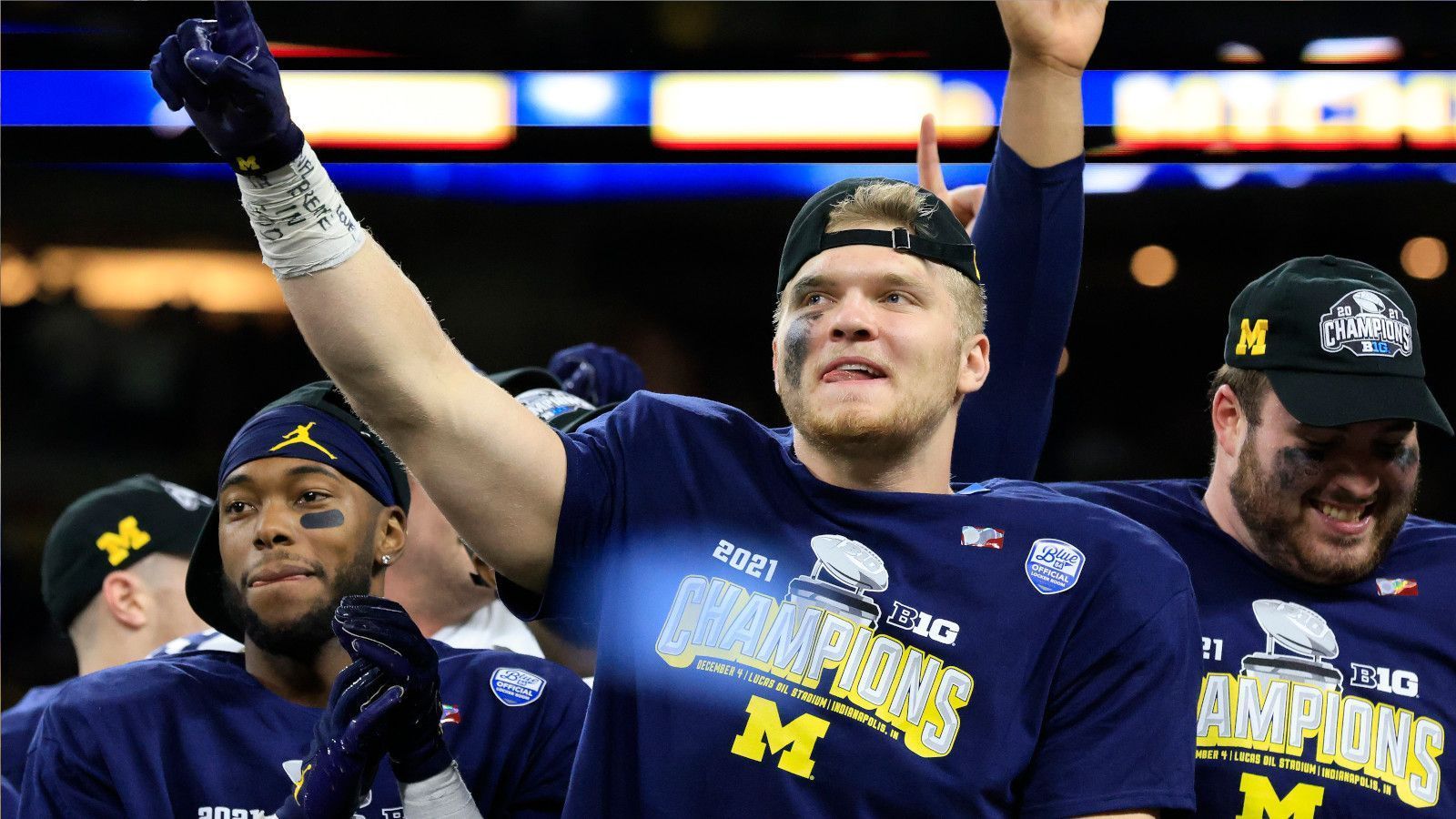 
                <strong>Aidan Hutchinson (Defensive End, Michigan)</strong><br>
                Hutchinson zählt zu den Top-Prospects im kommenden Draft. Der "Big Ten Defensive Player of The Year" wird in den ersten Mock Drafts fast durchgängig in den Top fünf gehandelt. Der Gewinn der Heisman Trophy wäre für den 21-Jährigen aus vielerlei Hinsicht besonders. Nur einmal gewann ein Defensiv-Spieler die Trophäe: Charles Woodson im Jahr 1997, ebenfalls ein Michigan-Absolvent. Die Chancen stehen alles andere als schlecht, dass Hutchinson diese Schallmauer nach 24 Jahren durchbrechen kann.  
              