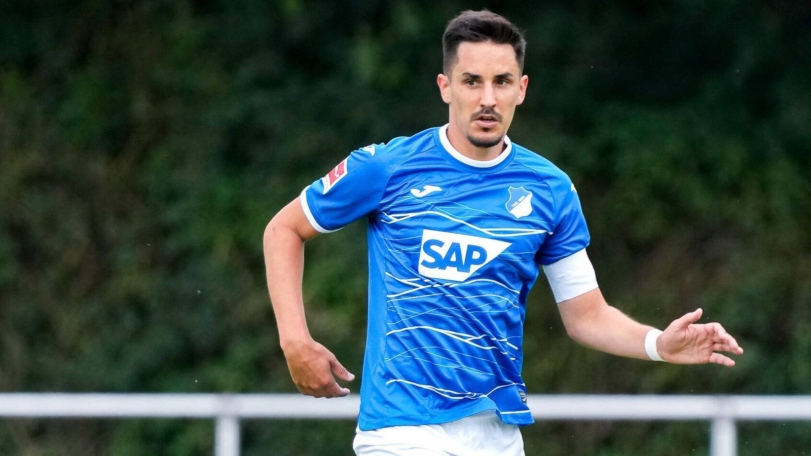 
                <strong>TSG Hoffenheim</strong><br>
                Abwehrchef Benjamin Hübner ist nach wie vor Spielführer bei den Kraichgauern.
              