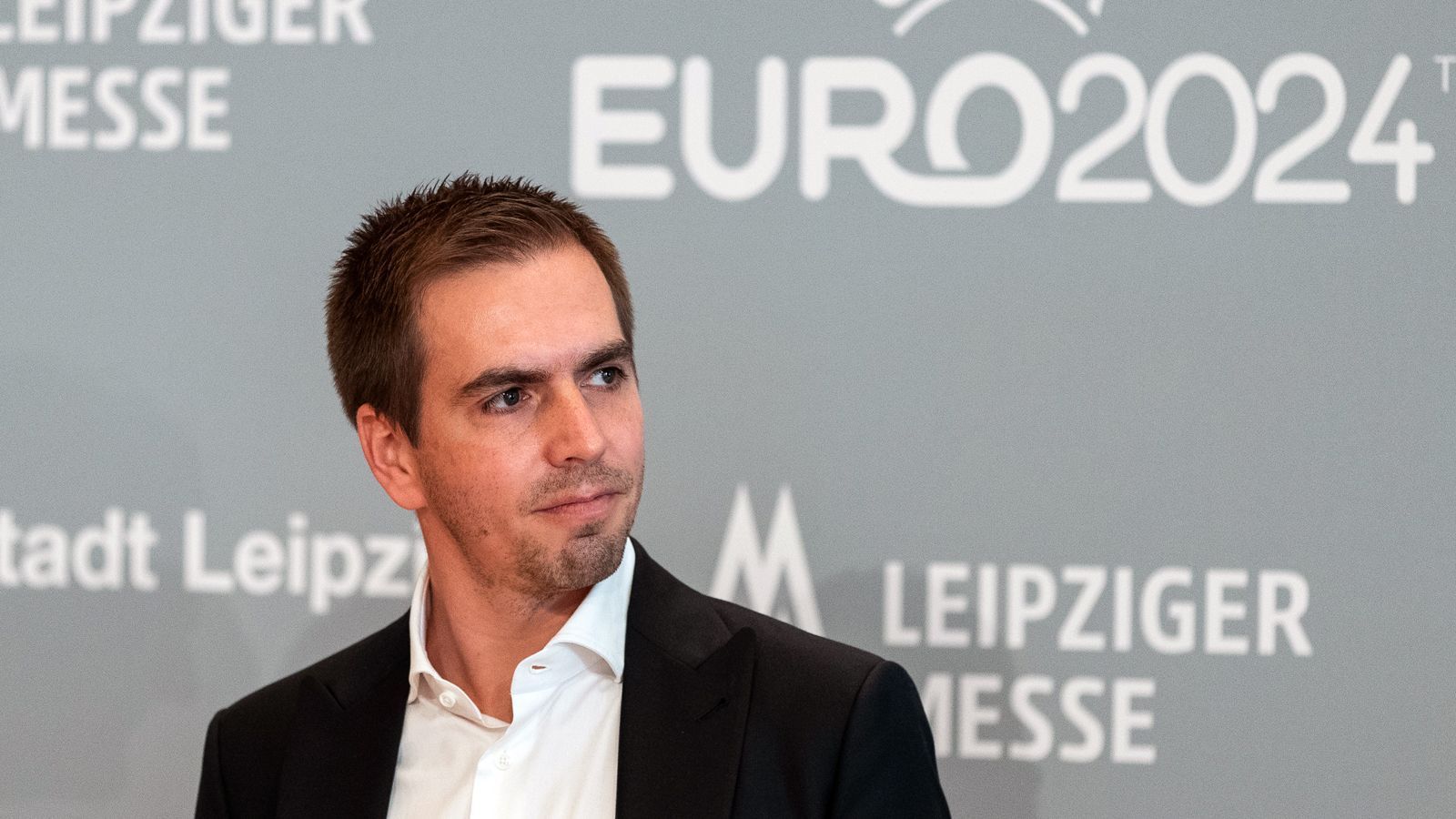 
                <strong>Philipp Lahm</strong><br>
                Nach Philipp Lahms Karriereende 2017 bei den Bayern hätte der Ex-Star auch direkt ins Funktionärs-Business einsteigen können. Doch den Posten als FCB-Sportdirektor lehnte der frühere Weltklasse-Außenverteidiger ab - er wollte sofort Sportvorstand werden. Da die Bayern-Bosse dazu nicht bereit waren, ging Lahm andere Wege. Beim DFB fand Lahm eine neue Herausforderung, der ehemalige Nationalmannschafts-Kapitän agierte bei der EM-Bewerbung für 2024 als Botschafter. Nachdem Deutschland den Zuschlag von der UEFA als Gastgeber erhielt, ist der 37-Jährige nun zudem Turnierdirektor. "Es war von Beginn meiner Tätigkeit als Botschafter für die EURO 2024 an mein Wunsch, langfristig Verantwortung zu übernehmen", sagte Philipp Lahm über seine Rolle für die Heim-EM 2024.
              