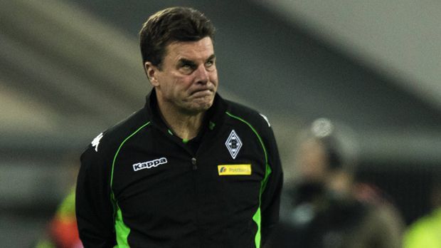 
                <strong>Borussia Mönchengladbach (14.)</strong><br>
                Eine kleine Wundertüte. Unter dem neuen Trainer Dieter Hecking war zunächst alles eitel Sonnenschein, die verunsicherte Mannschaft zeigte Selbstbewusstsein und Engagement. Beim letzten Härtetest beim Telekom Cup kam jedoch mal wieder ihre hässliche Fratze zum Vorschein. Zugang Timothee Kolodziejczak merkt man die fehlende Spielpraxis an, dazu fehlt zum Start in Darmstadt ein wichtiges Quartett. Bei aller Qualität, die dem Kader immer wieder bescheinigt wird, wird die Rückrunde kein Selbstläufer. Vor allem, weil Hecking nur wenig Zeit hat, seine Vorstellungen umzusetzen. ran-Form: Graues Mittelmaß
              