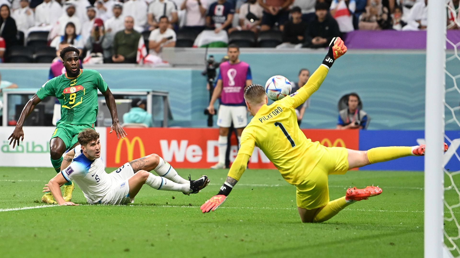 
                <strong>Torwart: Jordan Pickford</strong><br>
                Im Gegensatz zu früheren Turnieren hat England bei dieser WM tatsächlich einen richtig guten Keeper dabei. Jordan Pickford kassierte zwar im ersten Spiel gegen Iran beim 6:2-Sieg zwei Gegentore. Doch erstens stand der Sieg zum Zeitpunkt der Tore schon längst fest, und zweitens waren es bislang die beiden einzigen Gegentore der "Three Lions" im Turnier. Wenn es darauf ankam, war auf Pickford Verlass. Beispiel gefällig? Im Achtelfinale gegen Senegal verhinderte er gegen Boulaye Dia den Rückstand mit einer sensationellen Parade.
              