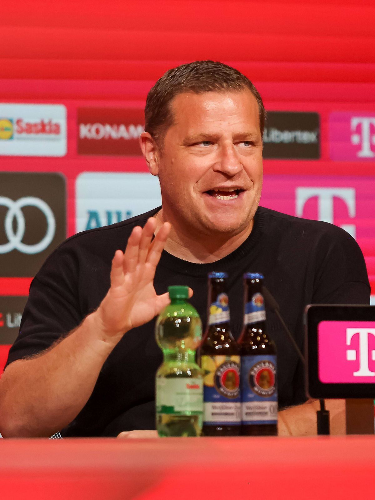 Max Eberl (FC Bayern Muenchen, Sportvorstand), Hand hoch, Geste, Pressekonferenz, Vorstellung von Joao Palhinha, FC Bayern Muenchen, 30.07.2024, Pressekonferenz, Vorstellung von Joao Palhinha, FC B...