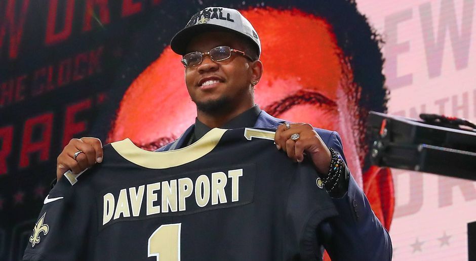 
                <strong>Verlierer: New Orleans Saints</strong><br>
                Als die Saints eine Menge in die Waagschale warfen, um sich von Position 27 auf 14 zu traden, konnte man schon einen Knaller erwarten. Einen Nachfolger für Drew Brees zum Beispiel. Lamar Jackson war zu diesem Zeitpunkt noch zu haben, viele Fans dürften in dem Moment davon geträumt haben. Stattdessen wurde es Defensive End Marcus Davenport. Das kann gut gehen. Kann es aber auch nicht. Jedenfalls ein teures Vergnügen. Wenn es denn eines wird.
              