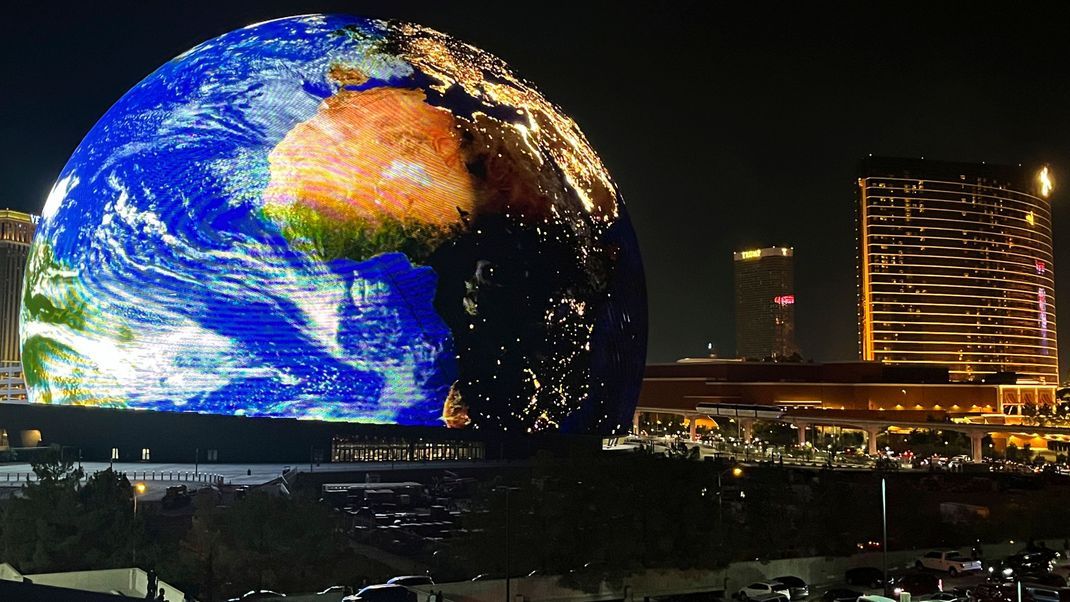 Die MSG-Sphere, ein kugelförmiges LED-Bauwerk, beleuchtet die Skyline von Las Vegas zur Feier des Unabhängigkeitstages der USA. 