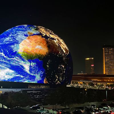 Die MSG-Sphere, ein kugelförmiges LED-Bauwerk, beleuchtet die Skyline von Las Vegas zur Feier des Unabhängigkeitstages der USA. 