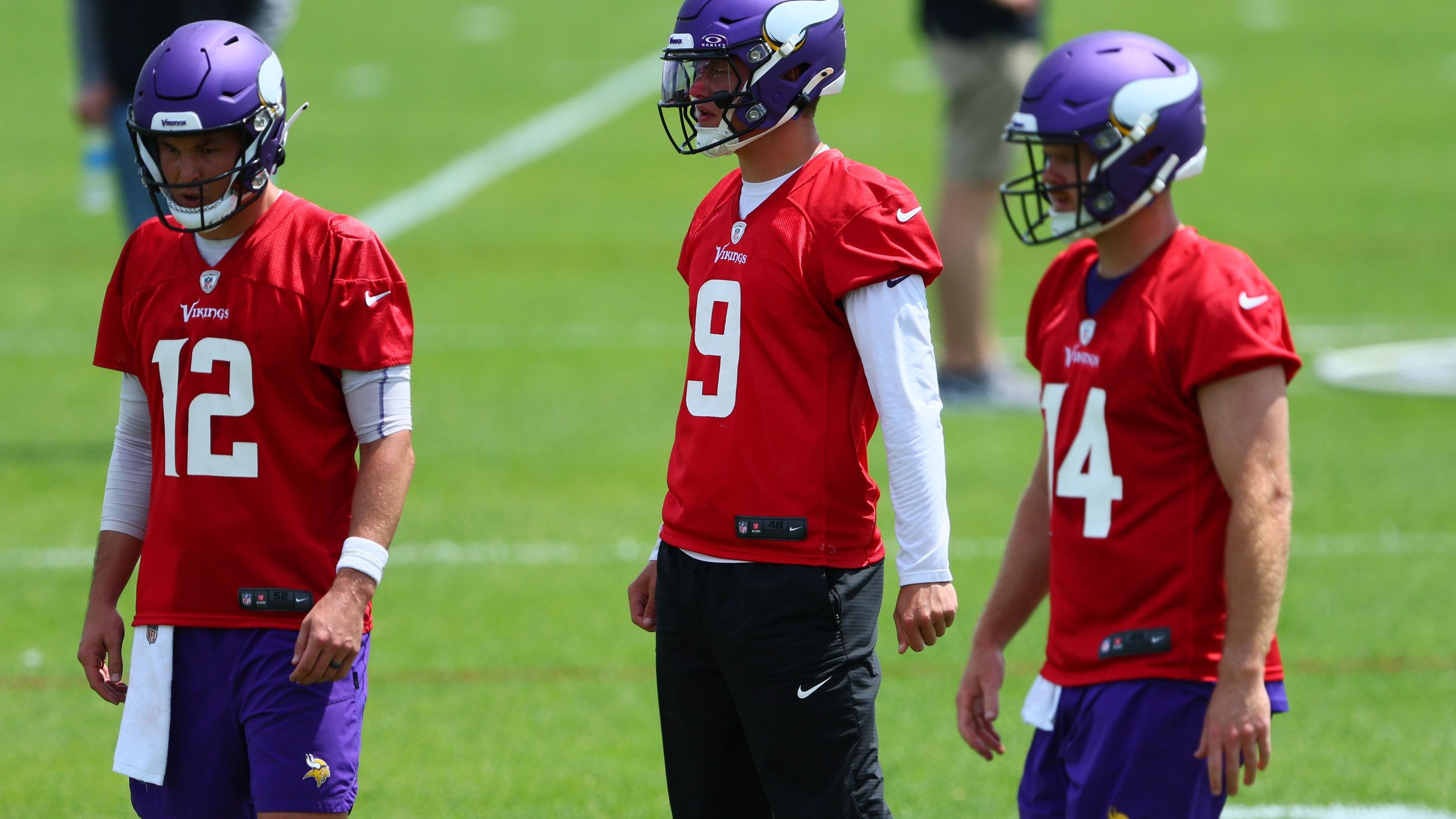 <strong>Minnesota Vikings - Quarterback</strong><br><em><strong>J.J. McCarthy vs. Sam Darnold</strong></em><br>Wer bekommt den Vorzug - die Erfahrung von Darnold oder das Talent von McCarthy? Coach Kevin O'Connell wird dem Vernehmen nach Darnold erstmal starten lassen, um den Druck vom Erstrundenpick zu nehmen. Eine überragende Camp-Leistung könnte aber zu einem Umdenken führen.