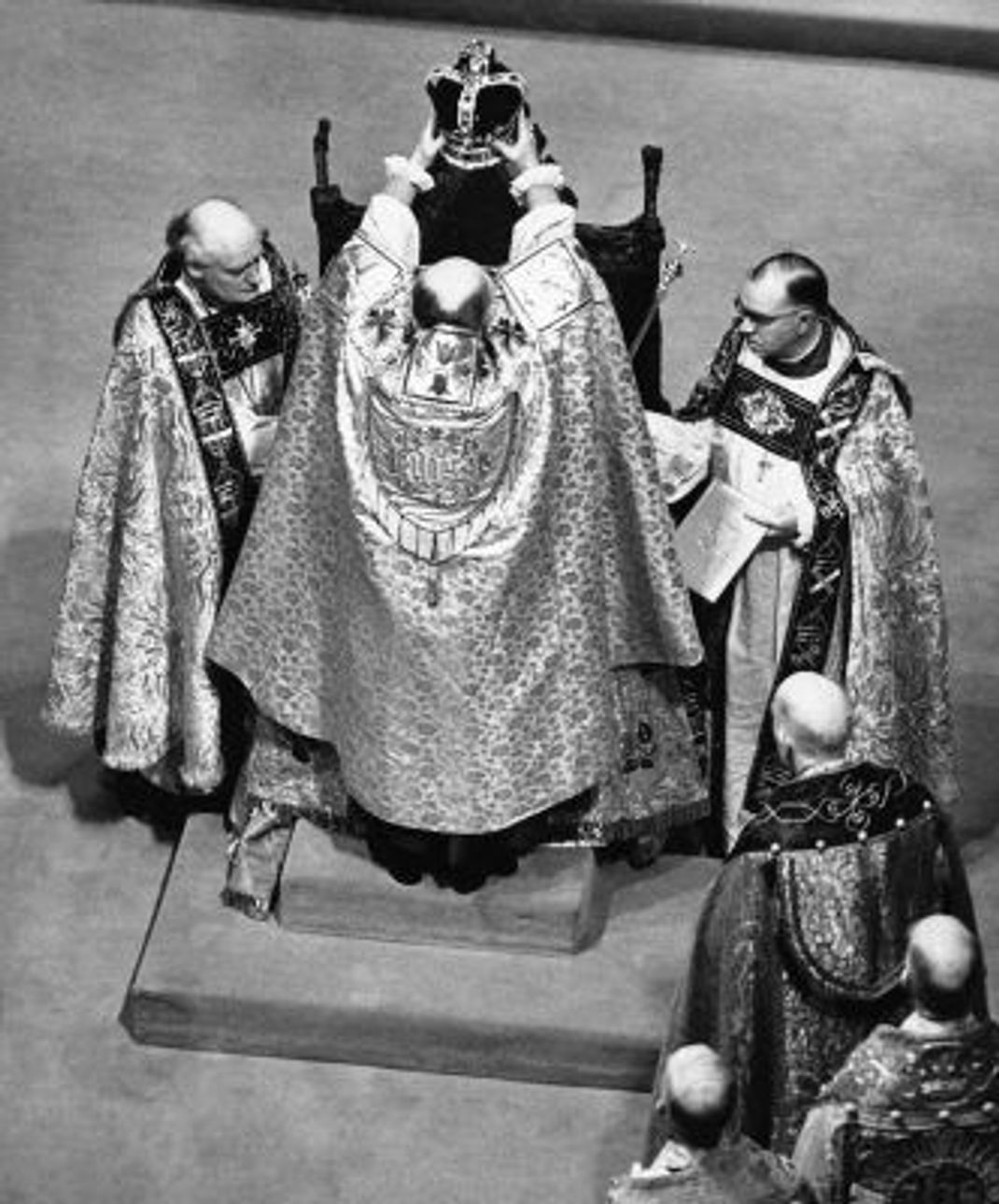 Die Krönung: Der Erzbischof von Canterbury setzt die Krone 1953 auf den Kopf Elizabeths. Sie sitzt dabei auf dem Krönungsstuhl und wird erst später auf den Thron geleitet.