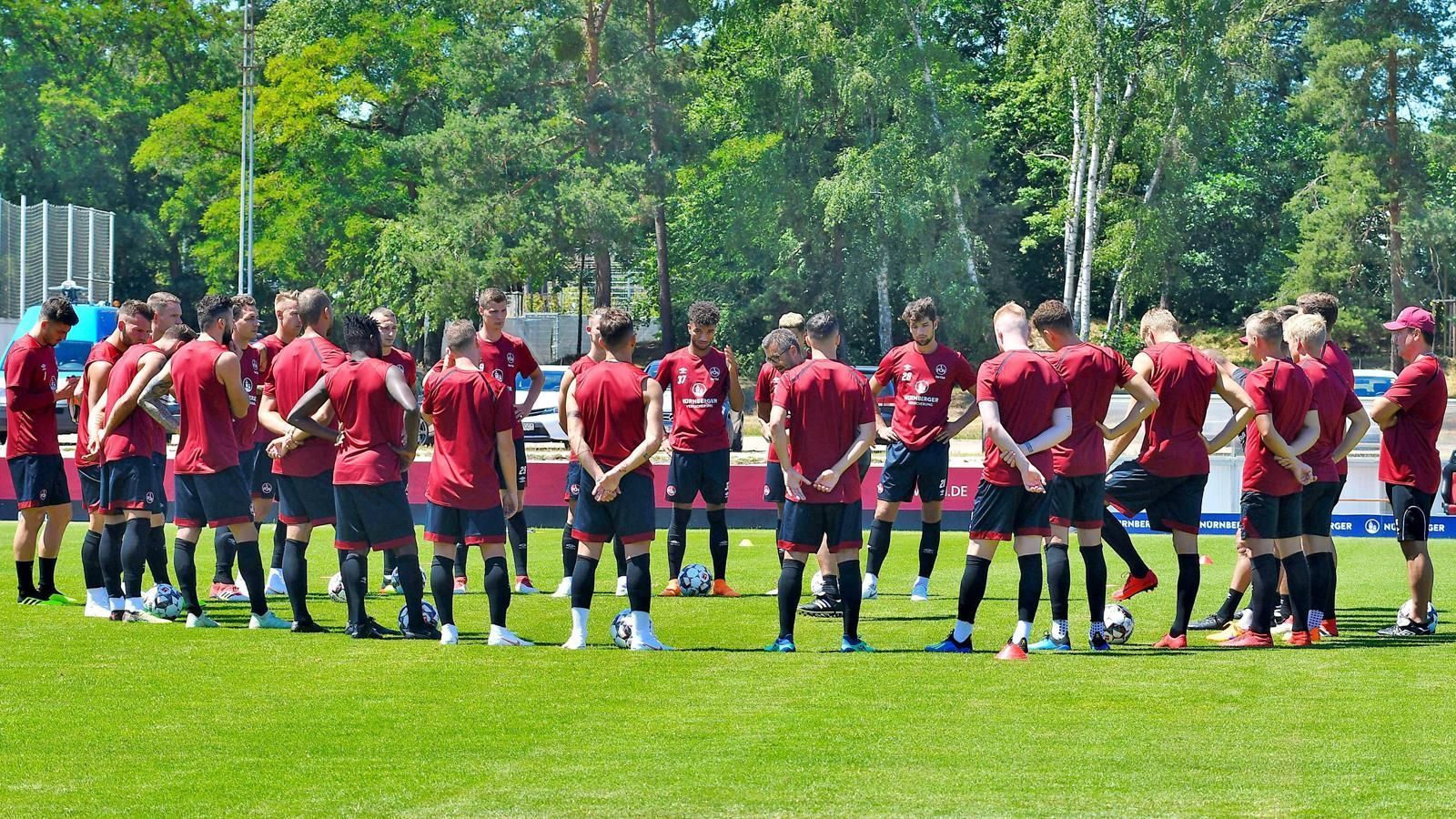 
                <strong>1. FC Nürnberg</strong><br>
                Der Abgang von Kevin Möhwald ist noch nicht aufgefangen. Grundsätzlich dürften in allen Mannschaftsteilen noch weitere Spieler willkommen sein.
              