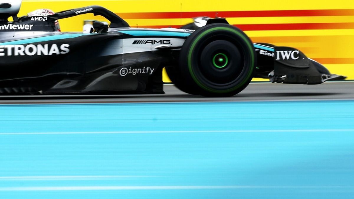 George Russell im Mercedes W16 in Miami 2025
