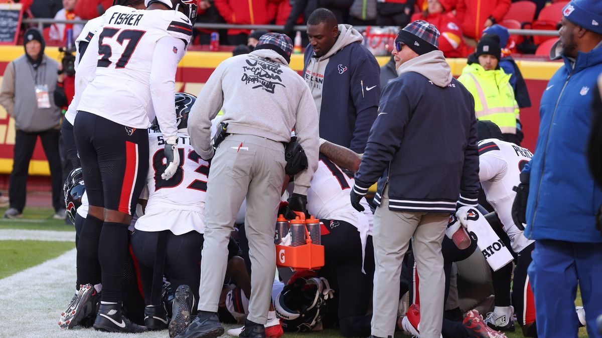 KANSAS CITY, MO - DECEMBER 21: Houston Texans players a medical personnel surround Tank Dell (3) after a bad leg injury to Dell in the third quarter of an NFL, American Football Herren, USA game be...