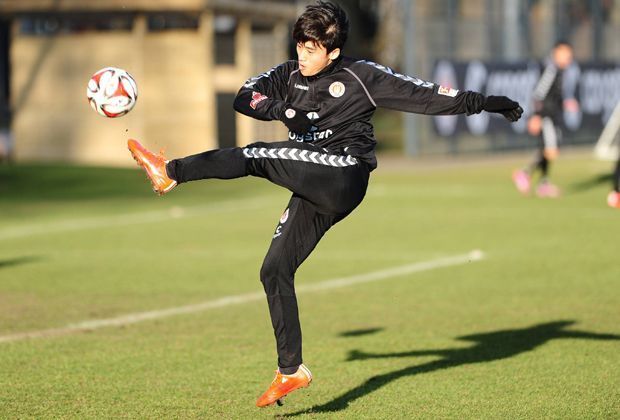 
                <strong>Das ist Kyoung-Rok Choi</strong><br>
                Seit 2012 steht der Mittelfeldspieler beim FC St. Pauli unter Vertrag. Er wechselte von der Ajou University in seiner Heimat zur U19-Mannschaft des FC St. Pauli und wurde dort langsam an das Profiteam herangeführt.
              