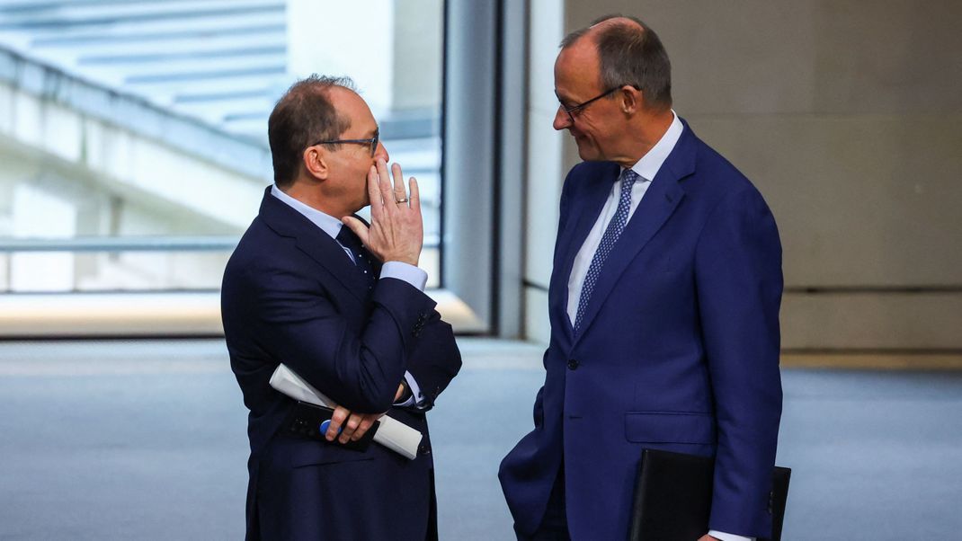 Der designierte Bundesinnenminister Alexander Dobrindt (CSU) und der künftige Bundeskanzler und CDU-Chef Friedrich Merz sprechen miteinander.
