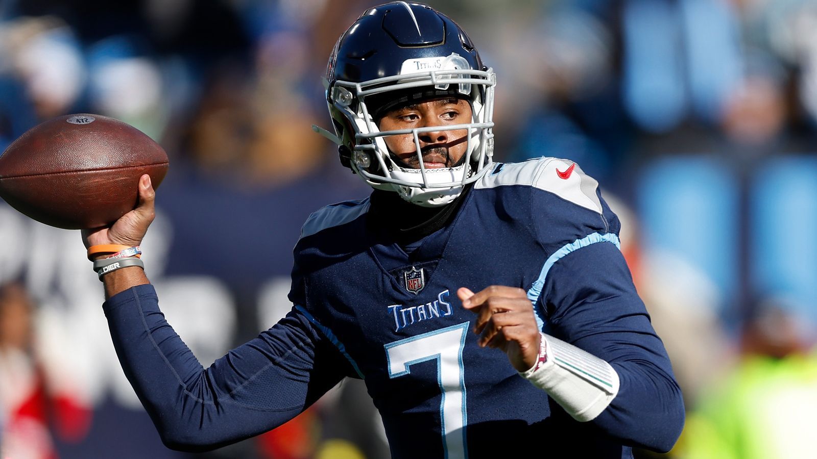 
                <strong>Neustart für Malik Willis</strong><br>
                Unabhängig von Tannehill scheint die Zeit von Malik Willis bei den Titans abgelaufen zu sein. Der Quarterback konnte in den wenigen Spielen nicht überzeugen und Head Coach Mike Vrabel scheint unzufrieden. Ansonsten hätten die Titans wohl kaum mit einem wertvollen Zweitrundenpick (Levis) wieder einen QB geholt. Hier gibt es sogar zwei Teams, die beide einen Versuch wagen sollten. Einmal die Seattle Seahawks, die so einen neuen jungen QB in Ruhe hinter Geno Smith aufbauen könnten. Auch wenn sie das gerade bei Drew Lock machen, ist der Value bei Willis höher. Wer auch bei so einem Move nie auszuschließen ist: die Dallas Cowboys. Hinter Dak Prescott, der vor allem in entscheidenden Spielen gerne zu Fehlern neigt, steht Cooper Rush, der solide spielte, aber keine langfristiger Gedanke ist. Willis könnte auf Prescott Druck aufbauen und Besitzer Jerry Jones ist für solche Aktionen bekannt. Ein Trade von Willis ist wahrscheinlich.
              