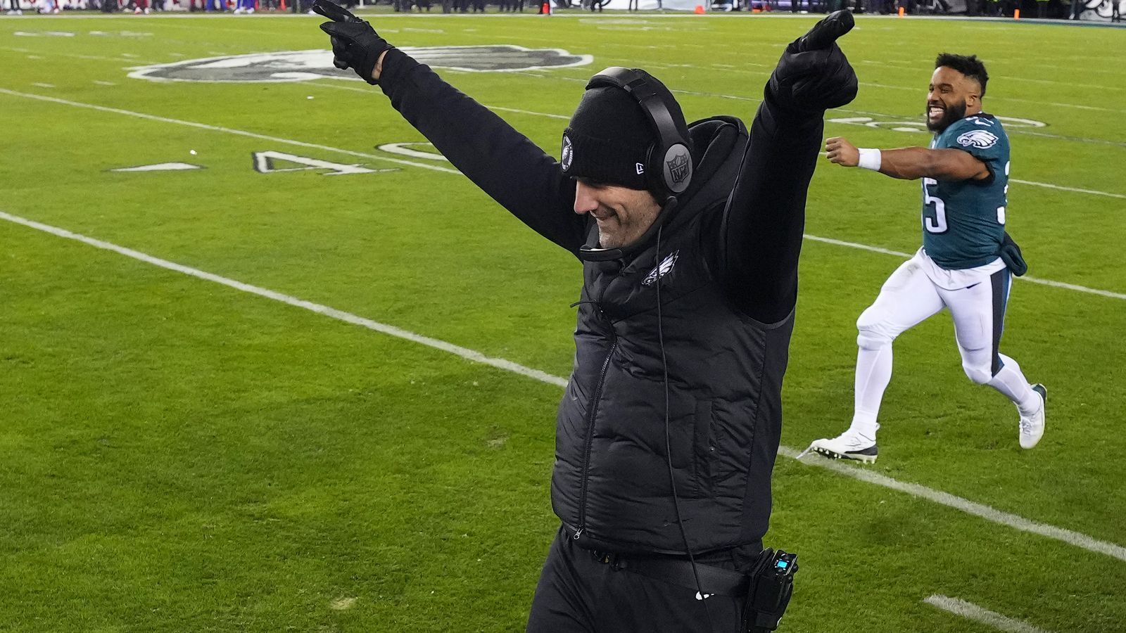 
                <strong>Erfolge: Nick Sirianni mit frühen Achtungserfolgen</strong><br>
                Bereits in seiner zweiten Saison als Cheftrainer hat es Nick Sirianni in den Super Bowl geschafft. Schon in seiner ersten Spielzeit 2021 sorgten Siriannis Eagles mit einer 9:8-Bilanz und der Qualifikation für die Playoffs für eine Überraschung. Dort war aber gegen die Tampa Bay Buccaneers in der Wild Card Round Endstation. 2022 dann der Sprung auf eine neue Qualitätsstufe: Philadelphia agierte unter Sirianni in allen Mannschaftsteilen stark verbessert, stellte in der Regular Season die Offensive mit den drittmeisten Yards pro Spiel (389,1) und die Defensive mit den zweitwenigsten zugelassenen Yards pro Partie (301,5). Zudem gelang Quarterback Jalen Hurts unter Sirianni der Durchbruch zum Franchise Quarterback. Nach der überzeugenden Regular Season mit 14:3 Siegen stürmten die Eagles mit zwei souveränen Playoff-Siegen in Siriannis ersten Super Bowl.
              