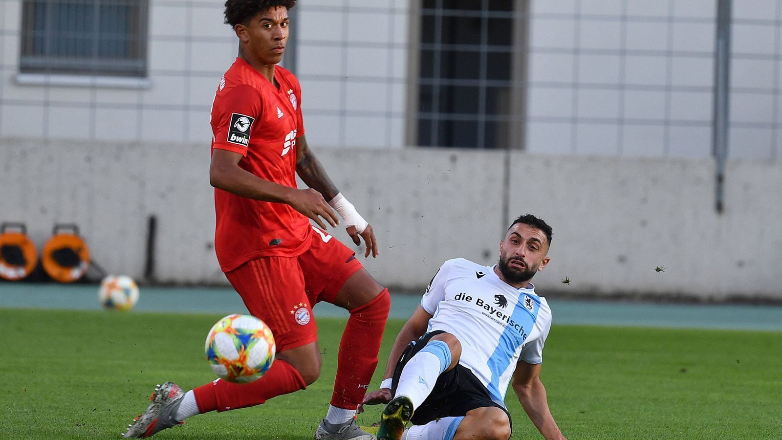 
                <strong>Münchner Derby: FC Bayern II vs. 1860 München</strong><br>
                Natürlich ist das Spiel umkämpft, Efkan Bekiroglu (r.) von den Löwen grätscht gegen Bayerns Chris Richards, der zuletzt auch in der Bundesliga zum Einsatz kam.
              