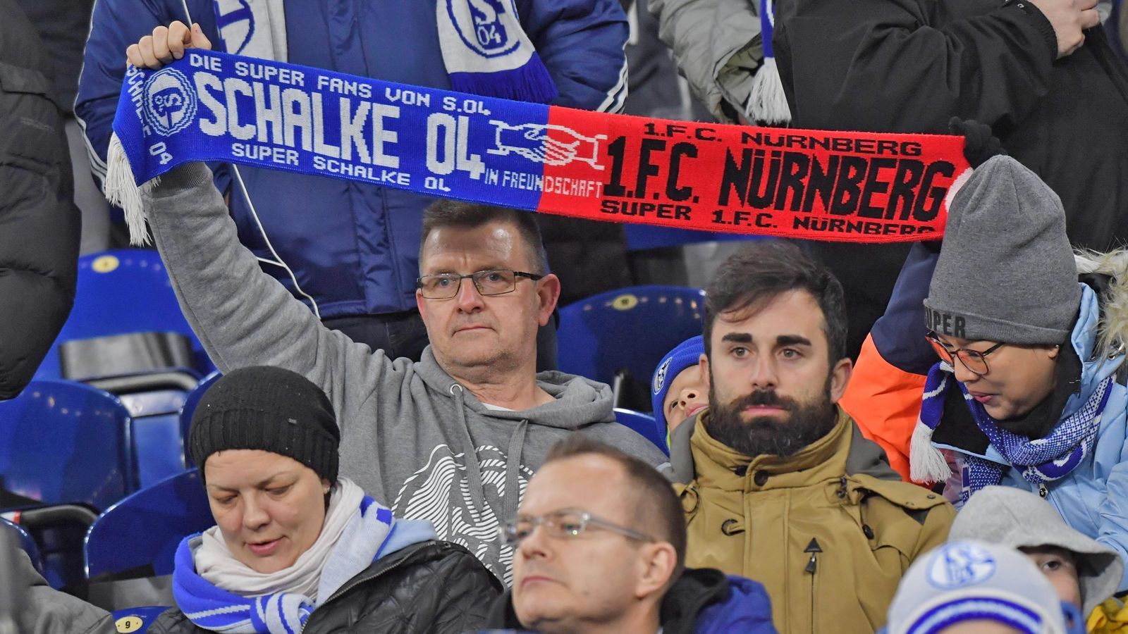 
                <strong>FC Schalke 04 & 1. FC Nürnberg</strong><br>
                Um die wohl bekannteste Fanfreundschaft der Bundesliga ranken sich viele Geschichten. Die offizielle Version der beiden Vereine dreht sich um ein Mädchen, welches auf dem Nachhauseweg einer Partie in Gladbach auf einen Schalker Jungen trifft. Die beiden verstehen sich - entgegen der fußballerischen Vorurteile, die man voreinander hat - sehr gut und erzählen ihren Klub-Freunden davon. So geschehen im Jahr 1980. Die entstandene Freundschaft hält auch heute noch an - auch wenn die Nürnberger es vielleicht ungerne sehen, wenn S04 sich an ihrem Kader bedient und Spieler wie Guido Burgstaller, Cedric Teuchert oder Alessandro Schöpf ins Ruhrgebiet lockt.
              