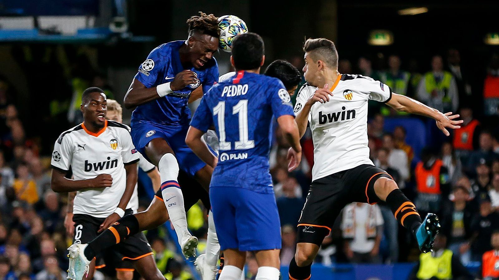 
                <strong>Gruppe H</strong><br>
                FC Valencia -  FC ChelseaDas gleich gilt für den Sieger aus der Partie Chelsea gegen Valencia. Da am sechsten und letzten Spieltag ein Dreiervergleich möglich sein kann, ist es für keines der Teams möglich, sich bereits am vorletzten Gruppenspieltag für die K.o.-Phase der Champions League zu qualifizieren.
              