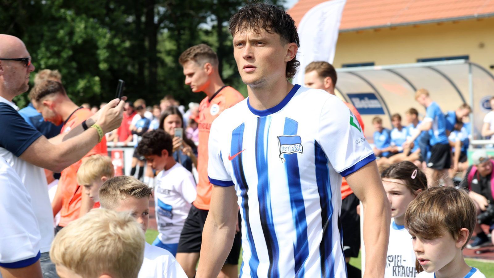 <strong>Fabian Reese</strong><br>
                Bereits während der vergangenen Spielzeit wurde der Transfer von Fabian Reese zu Hertha BSC vermeldet. Der Angreifer verbrachte seine Jugend beim FC Schalke 04 und war zuletzt bei Holstein Kiel aktiv. Dort verbuchte der 25-Jährige in der abgelaufenen Runde elf Tore sowie zehn Assists, nun geht er planmäßig bis 2026 für die Berliner auf Torejagd.
