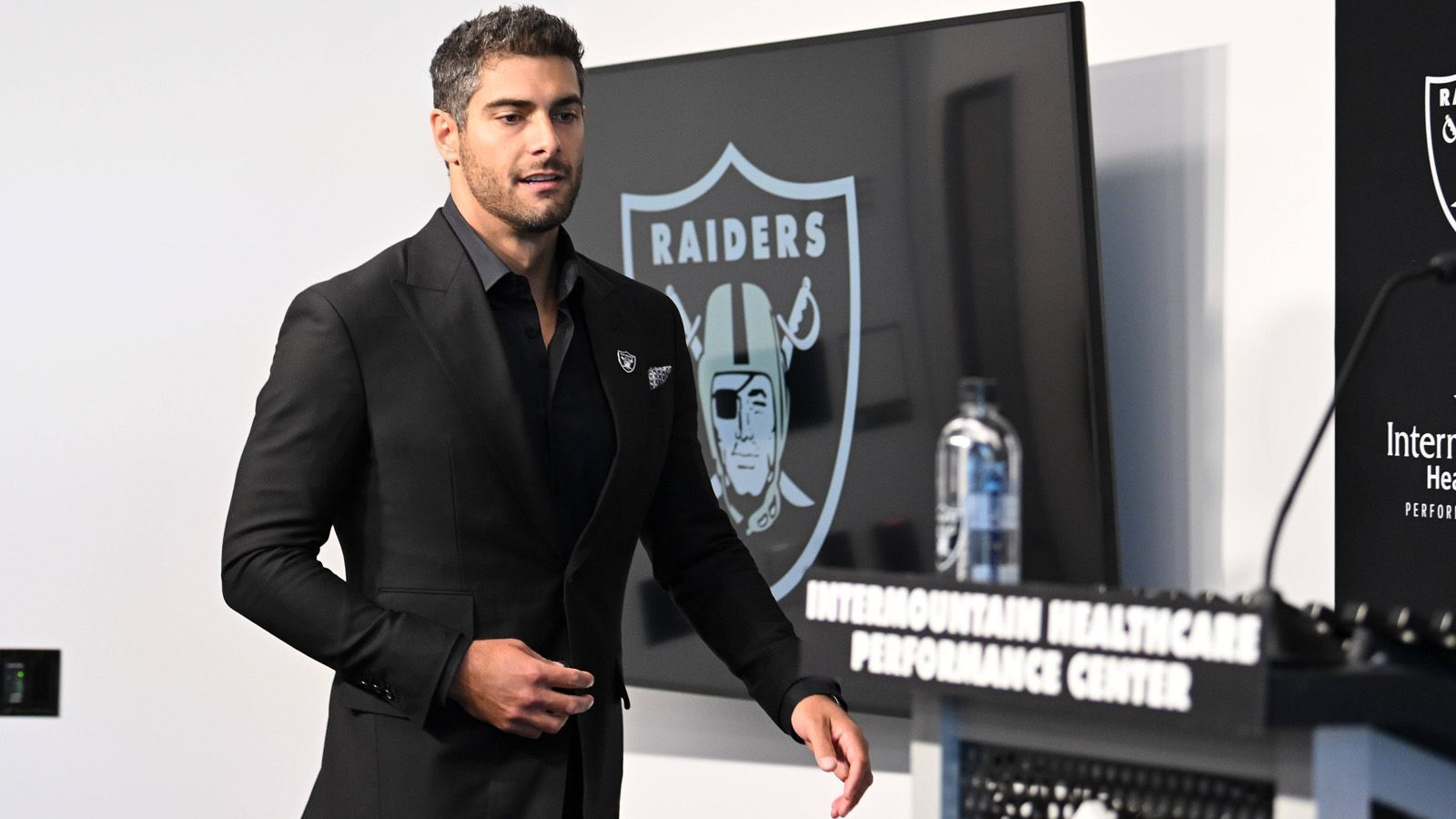 
                <strong>Jimmy Garoppolo (Las Vegas Raiders)</strong><br>
                &#x2022; <strong>Eastern Illinois University</strong>: Management (Bachelor)<br>
              