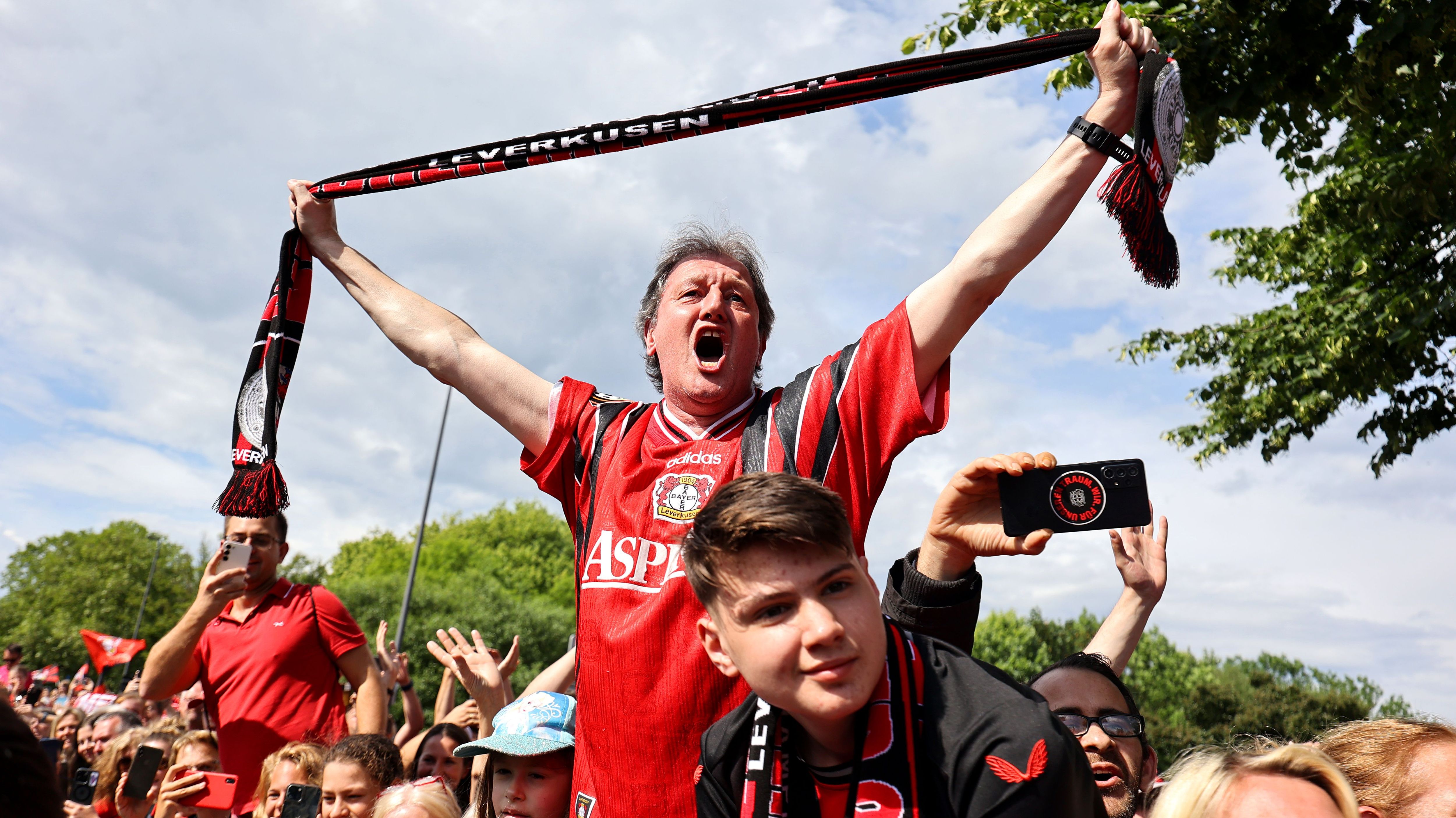 <strong>Bayer Leverkusen feiert den Double-Gewinn</strong><br>Die Bayer-Fans versammelten sich in der Stadt, um den Korso der Double-Stars aus der Nähe verfolgen zu können. Und manchen schrien ihre Begeisterung heraus.